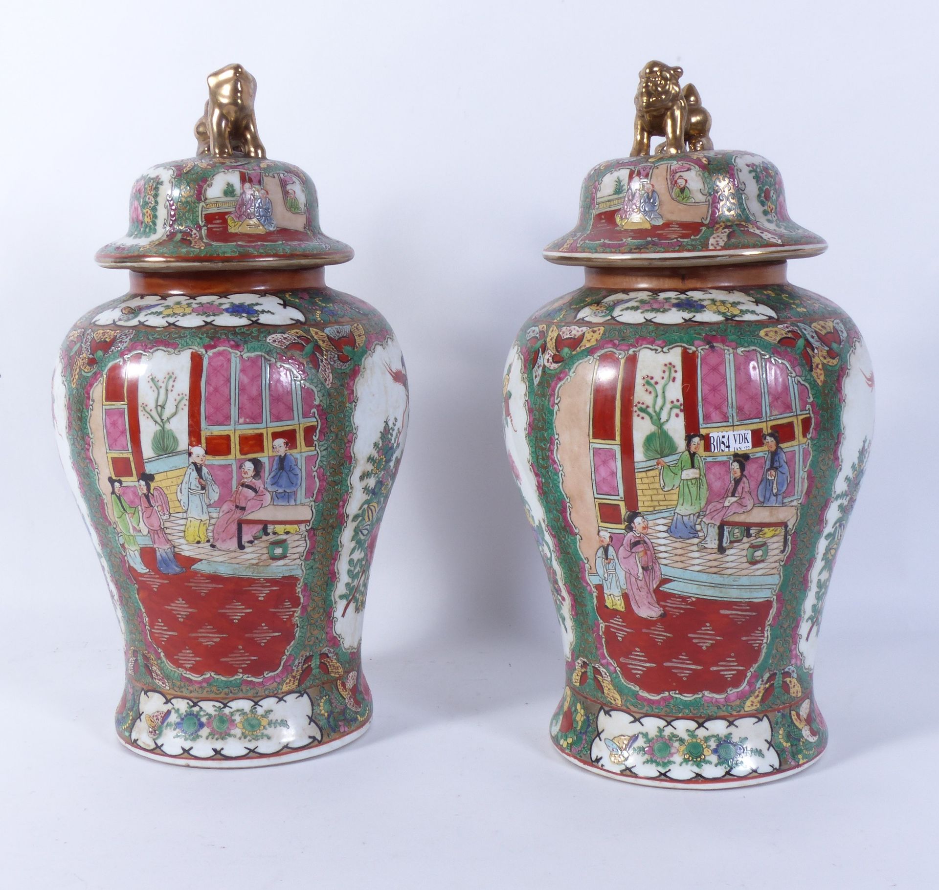 Null A pair of Chinese porcelain potiches. Cantonese work. 20th century. H: 48 c&hellip;