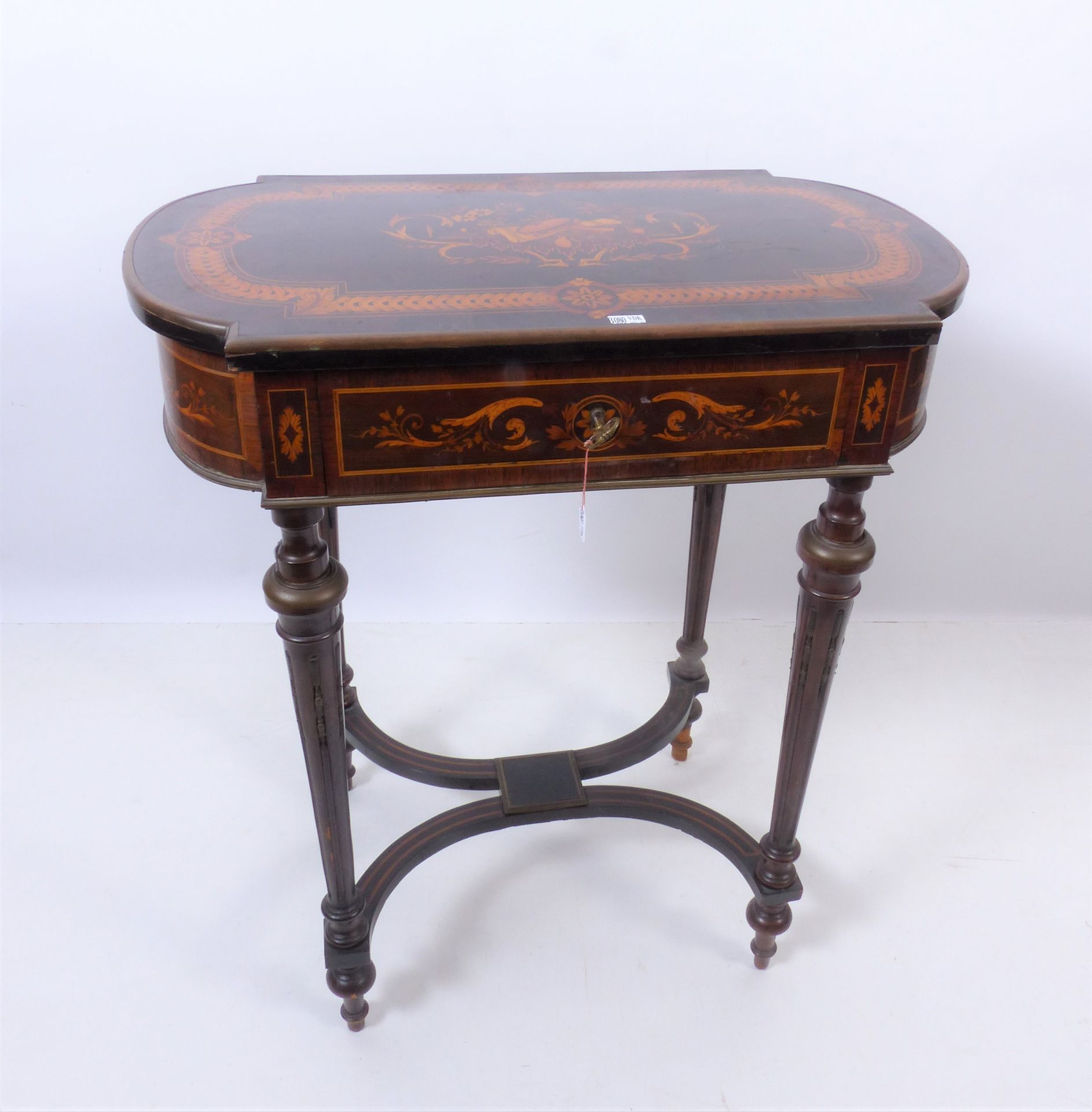 Null An inlaid pedestal table of Napoleon III style. Dim: 67x39x76 cm.