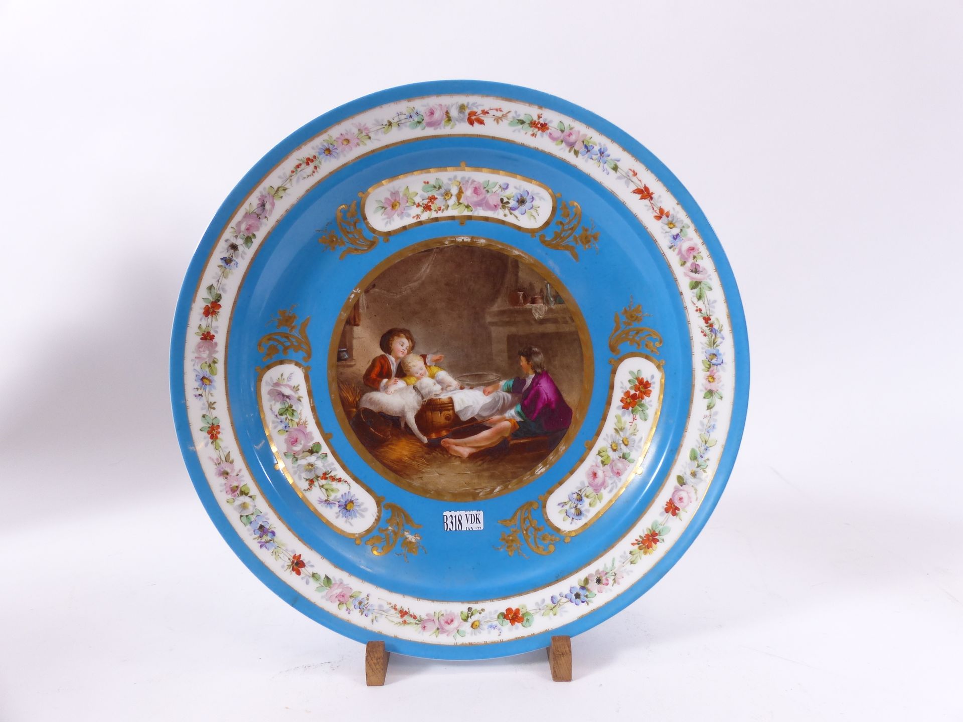 Null Plato redondo de porcelana de Sevres. Período: siglo XIX. Diámetro: 34 cm.