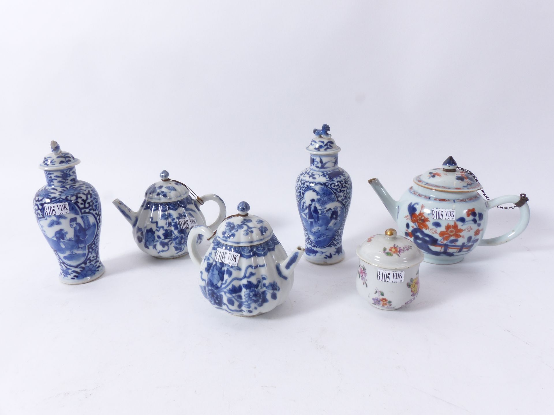 Null 一套3个中国瓷器茶壶。年代：18世纪。一个奶油壶和2个小花瓶（高：16.5厘米）。(*).