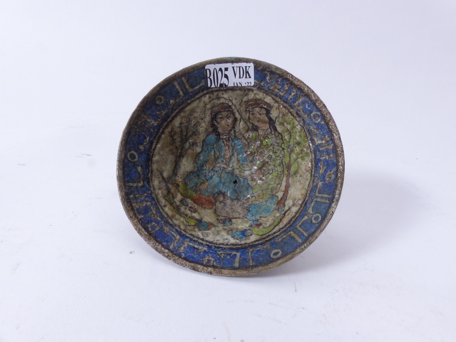 Null 多色釉陶瓷小碗，装饰有 "山水背景下的人物"。伊朗的工作。年代：13世纪。(**).高：+/-4,8厘米。直径：+/-10,7cm。