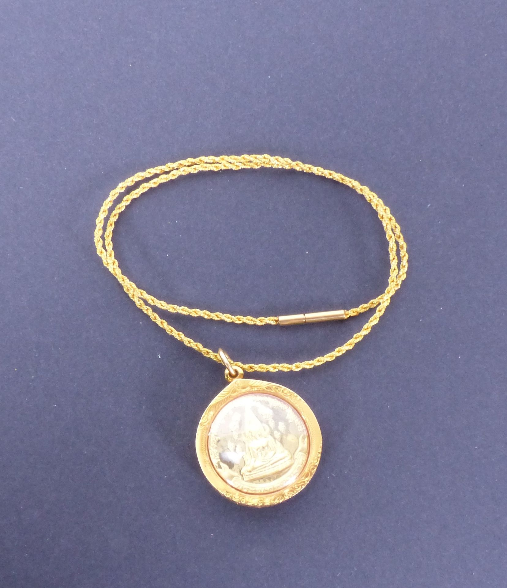 Null 镀金项链，装饰有泰国佛像的奖章。