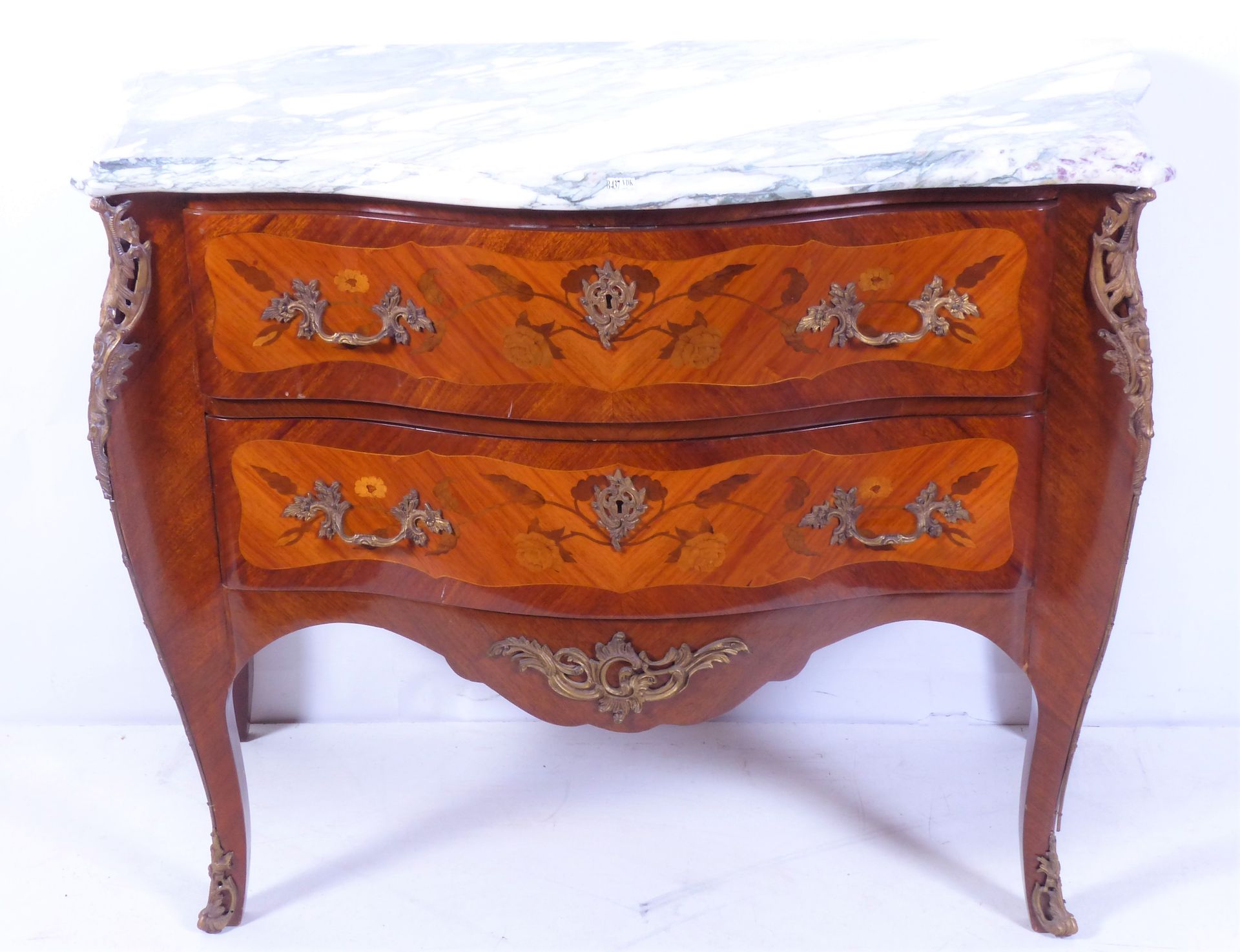 Null A Louis XV style commode in marquetry. Dim: 114x54x89 cm.