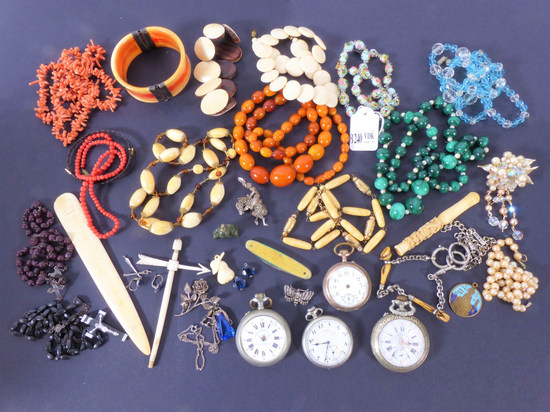Null Lot of costume jewelry: Gousset watches, necklaces in amber, malachite, cor&hellip;