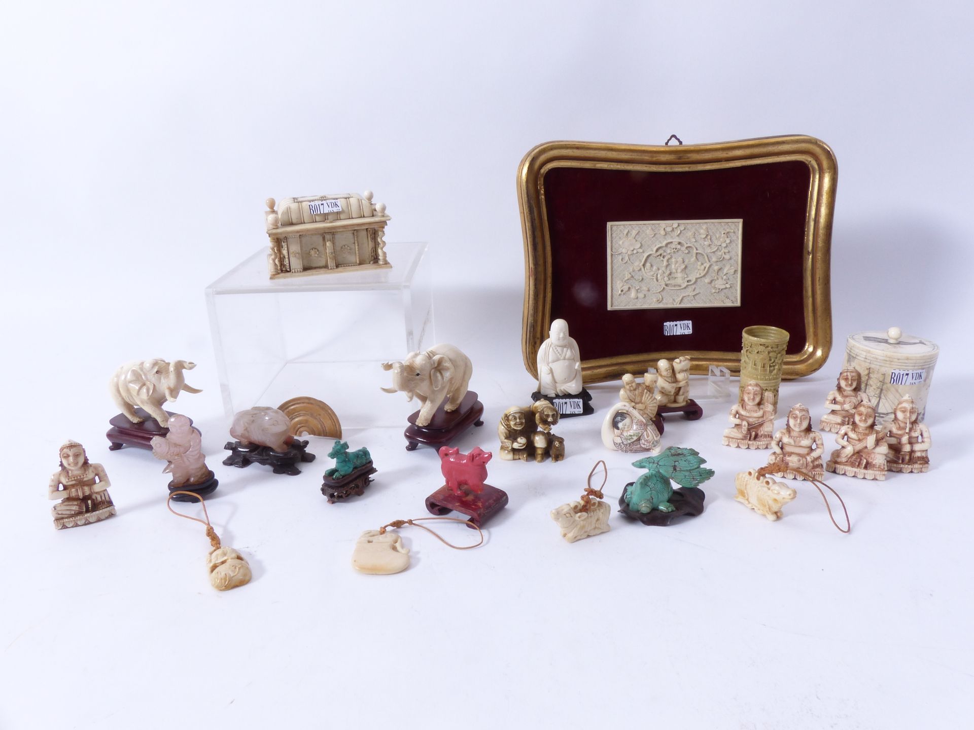 Null Ein Set mit 26 kleinen Nippsachen aus Knochen, Elfenbein, Türkisen, Jade et&hellip;
