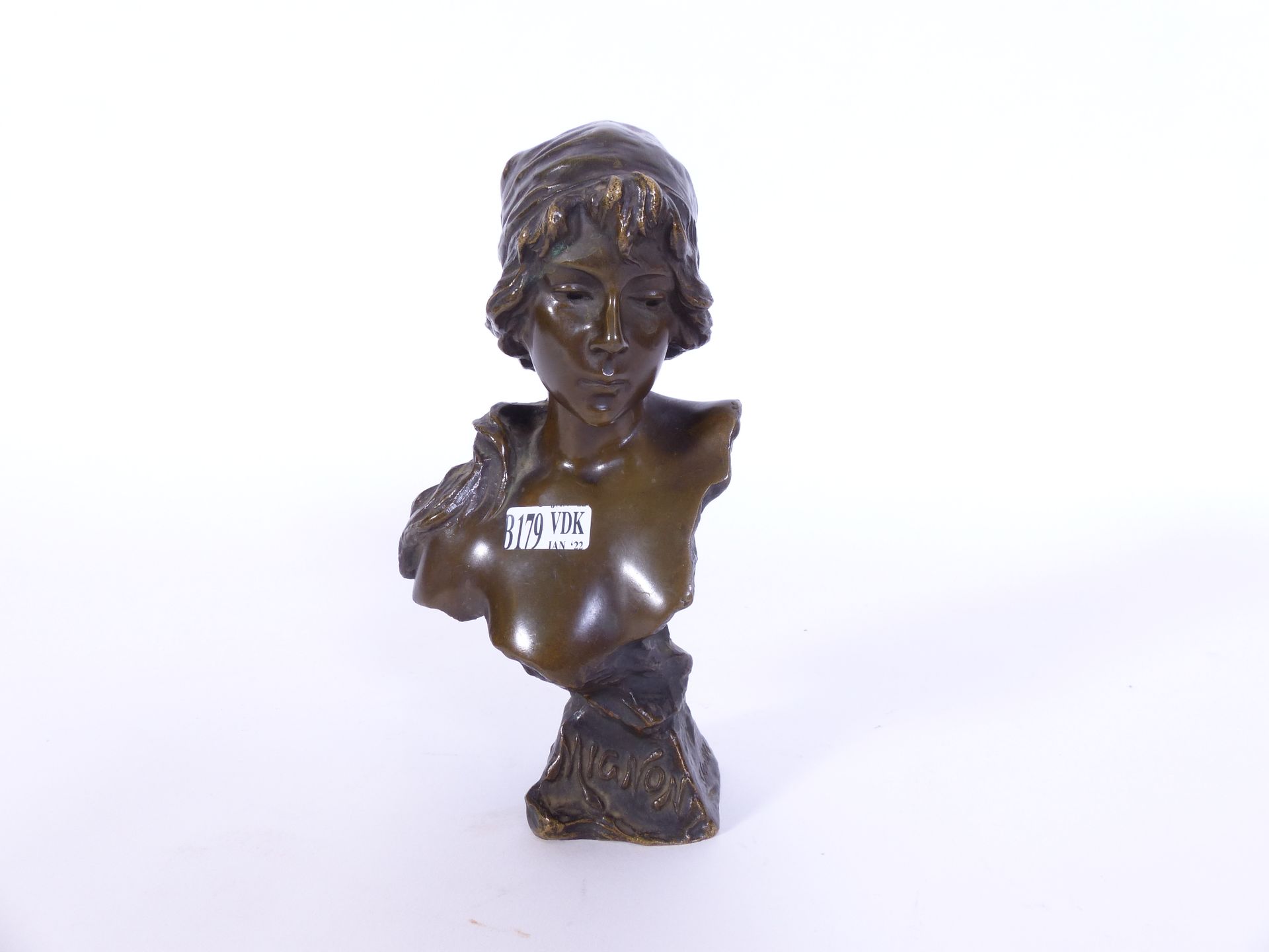 Null Bronze à patine brune "Buste de femme". Signé Villanis et daté 1896. H: 20 &hellip;