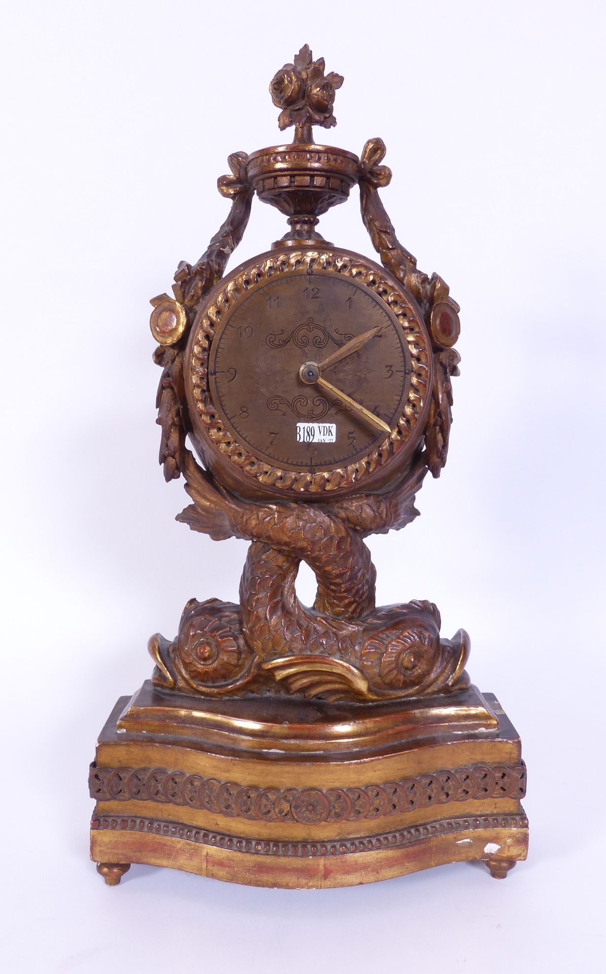 Null 路易十六风格的雕花木钟，有 "Dauphins "装饰。(*和运动的转化)。高：58厘米。