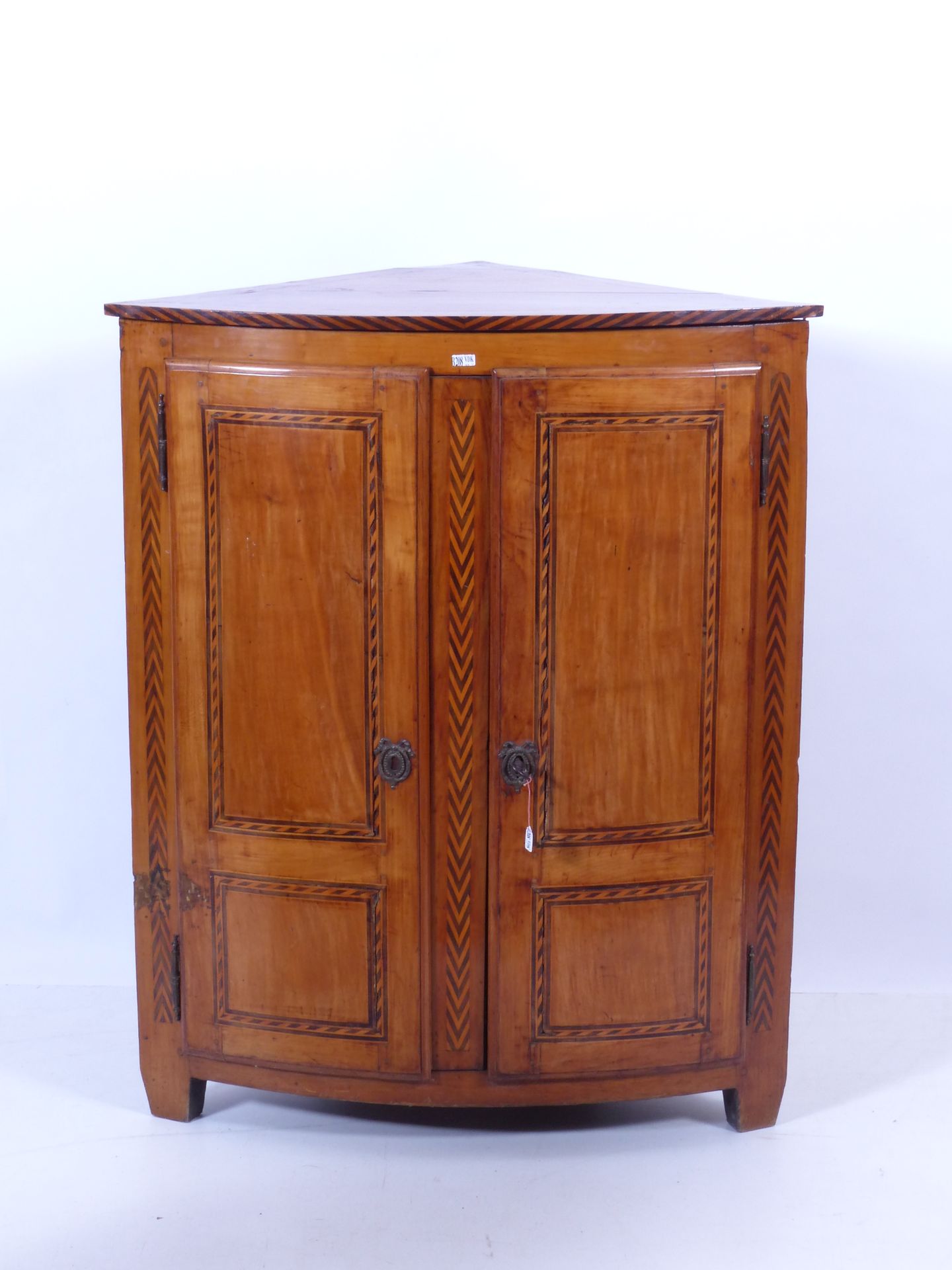 Null 路易十六风格的樱桃木和镶嵌餐具柜。时期：十八世纪末。半径：56厘米，高度：99厘米。