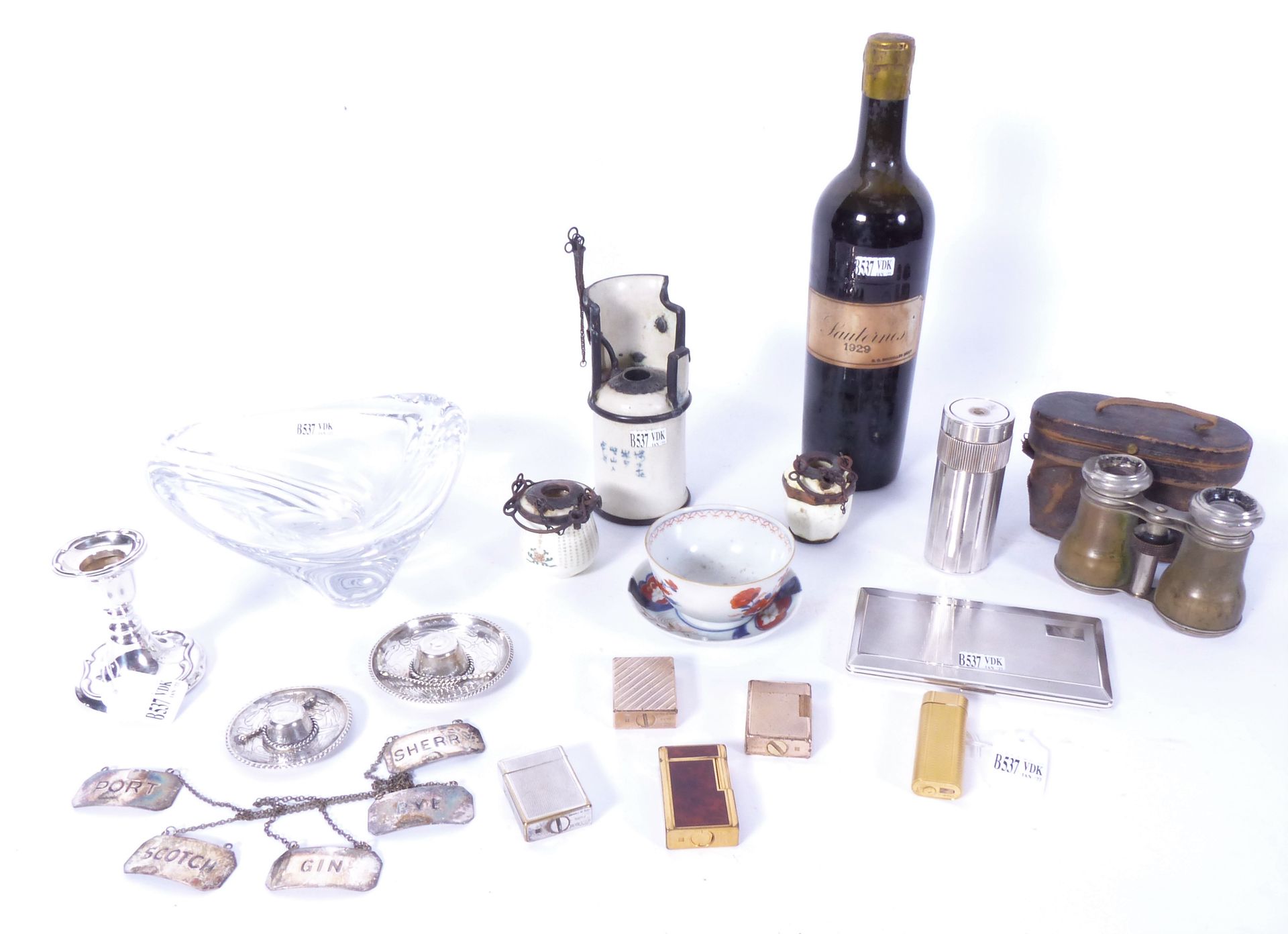 Null 一套18件物品，包括卡地亚打火机，银烟盒，1929年的苏玳酒瓶，中国墨斗等。