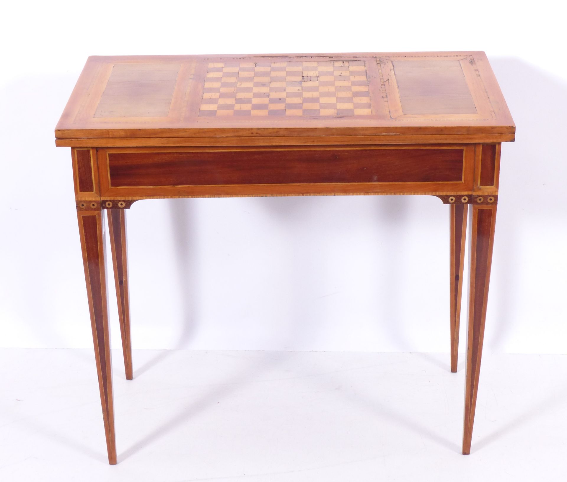 Null 一张路易十六时期的镶嵌游戏桌。时期：第十八世纪。尺寸：80x40x72厘米。