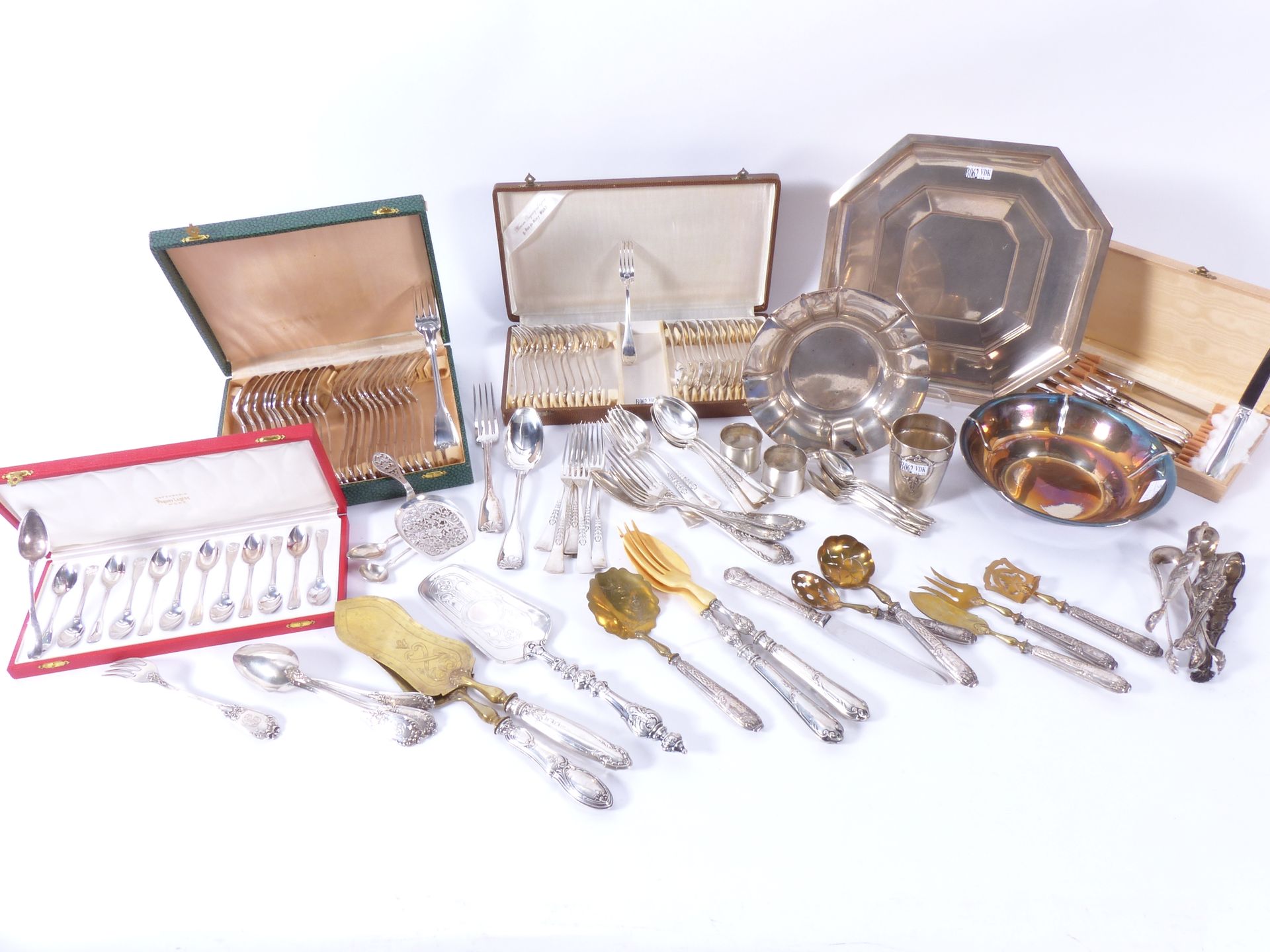 Null Lot of +/- 143 silver cutlery including Wolfers and varia. Weight: +/- 5370&hellip;