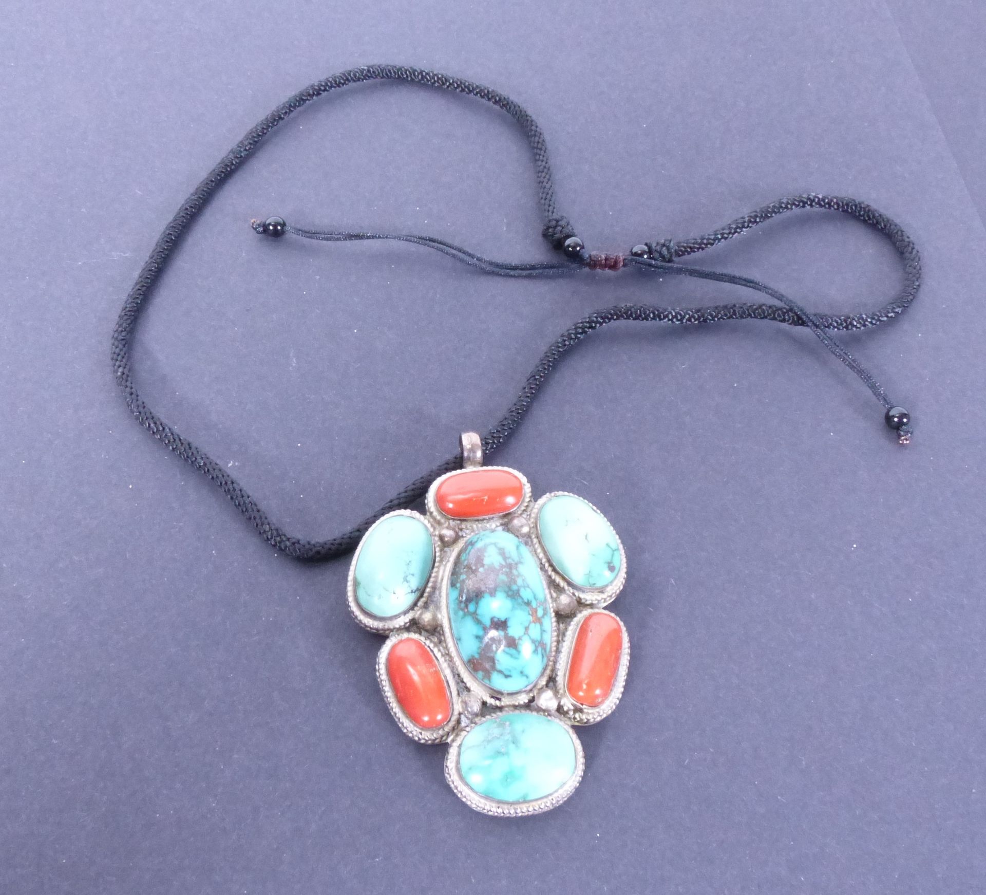 Null Tibetische Halskette aus Silber mit Türkisen und Korallen besetzt.
