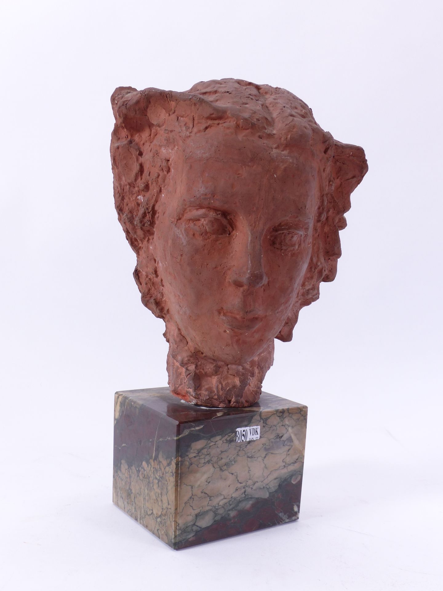 Null Sculpture en terre-cuite "Buste de femme". Signé Gustave Fontaine. H. Hors &hellip;