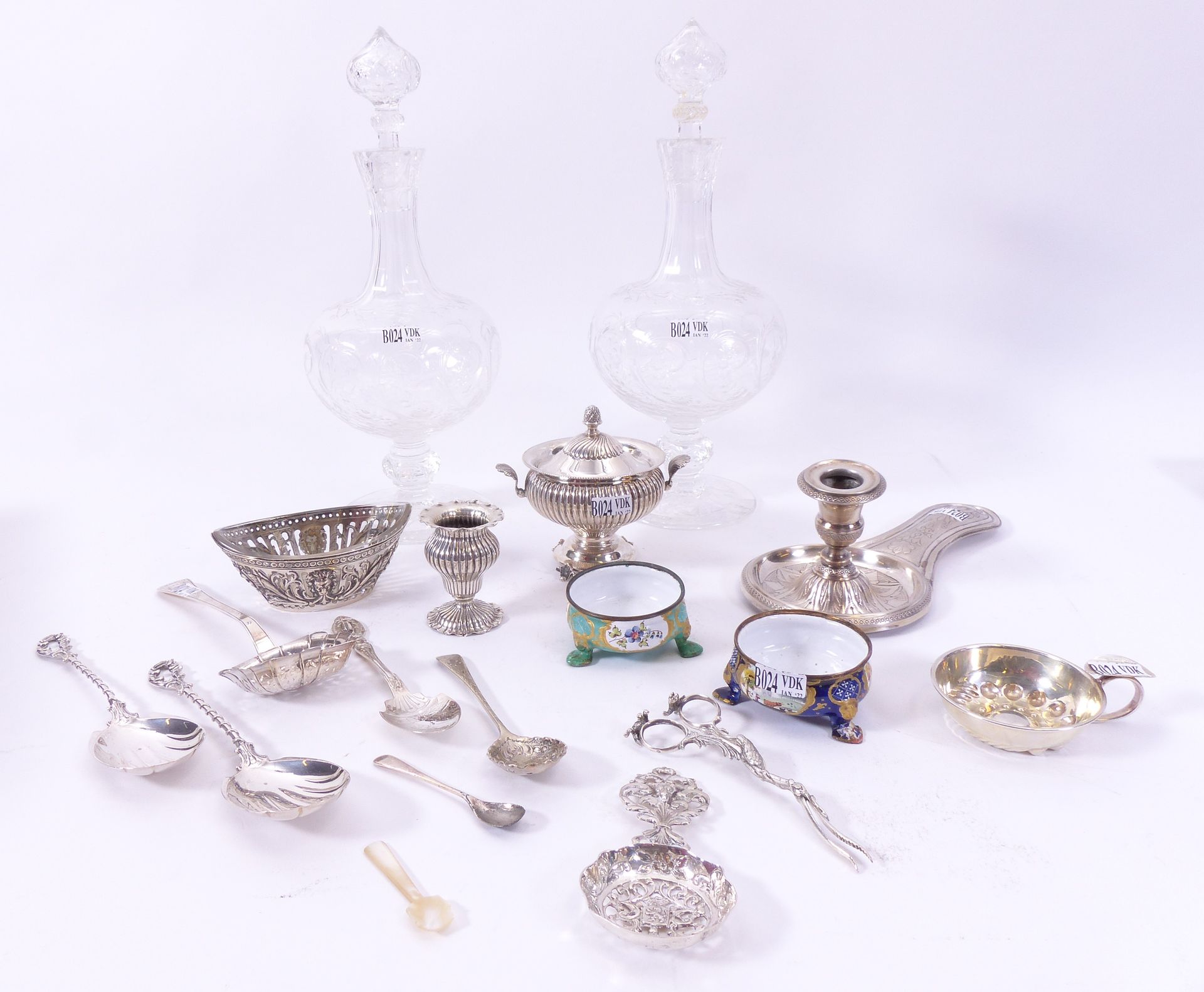 Null Lot including 2 carafes, 2 enamelled saltcellars, 13 small silverware.