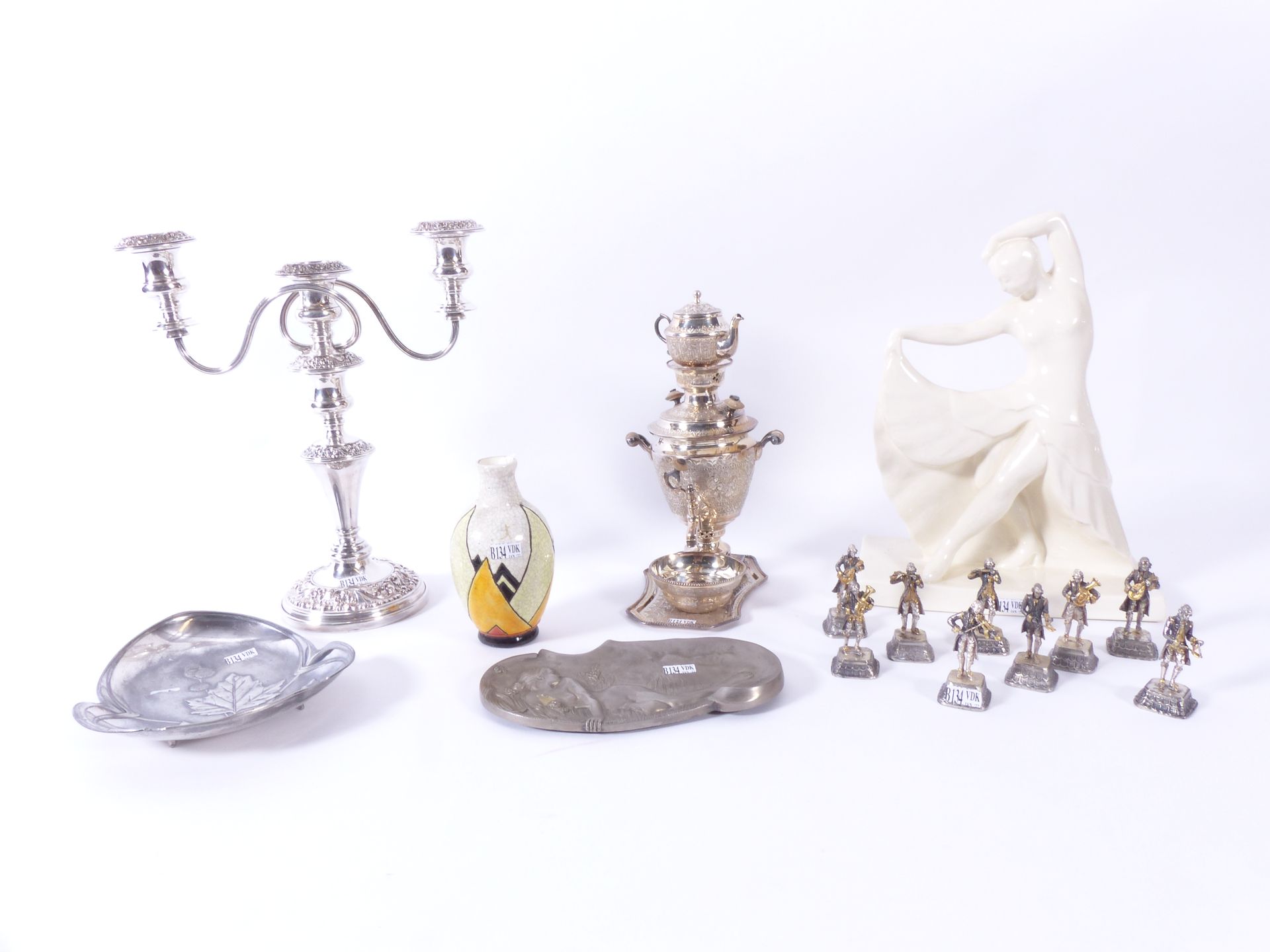 Null 一座雕像和一个花瓶，署名Boch la Louvière和Keramis，一个镀银茶炊，一个镀银烛台，两个锡制空洞和9个镀银和镀金铜制音乐家。