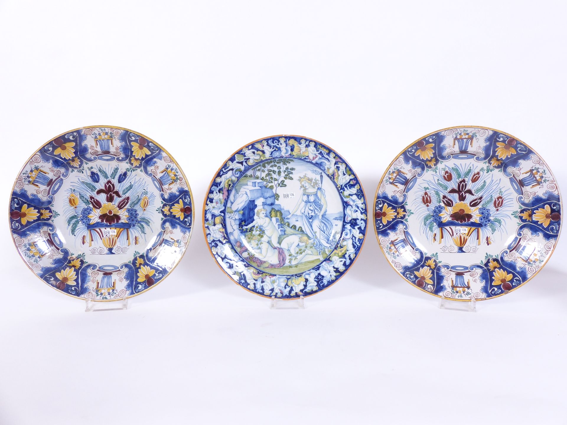 Null A pair of dishes in Delft earthenware (Diam: 36 cm) and a dish in Nevers ea&hellip;