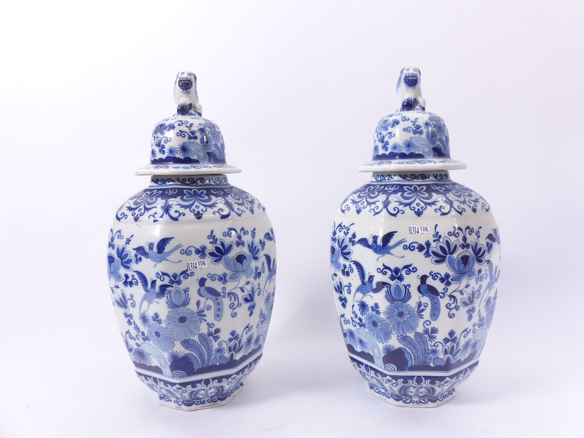 Null Paire de vases en faïence bleue de Boch. H: 50 cm.