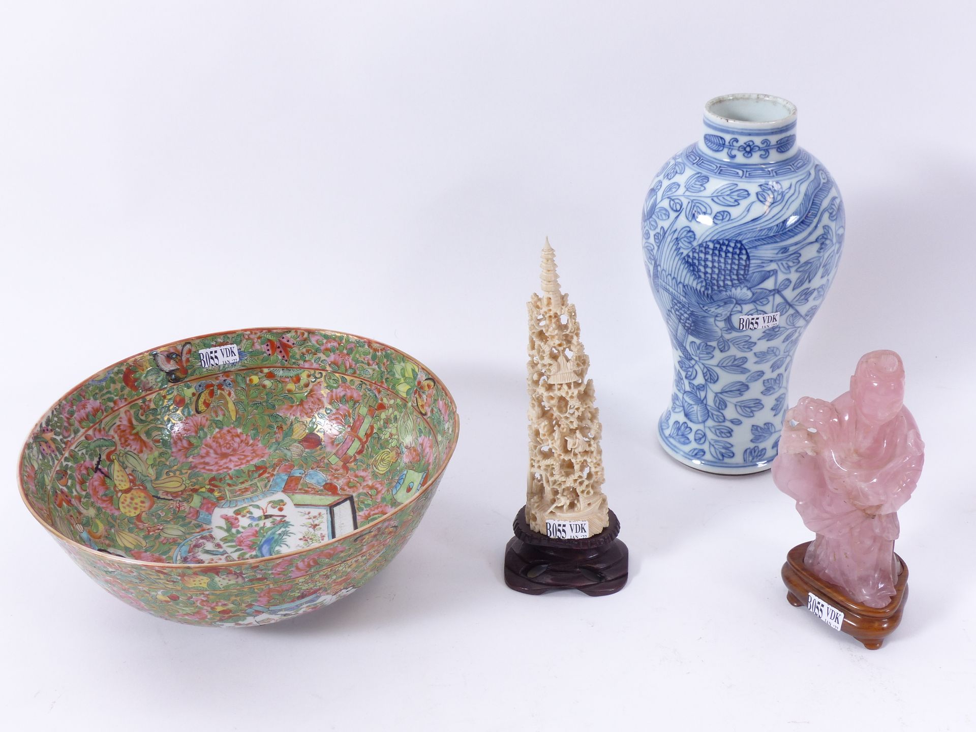 Null 一批包括广州大碗（*），蓝色花瓶（高：25厘米），象牙和中国玫瑰石英雕塑（高：15厘米）。年代：19/20世纪。