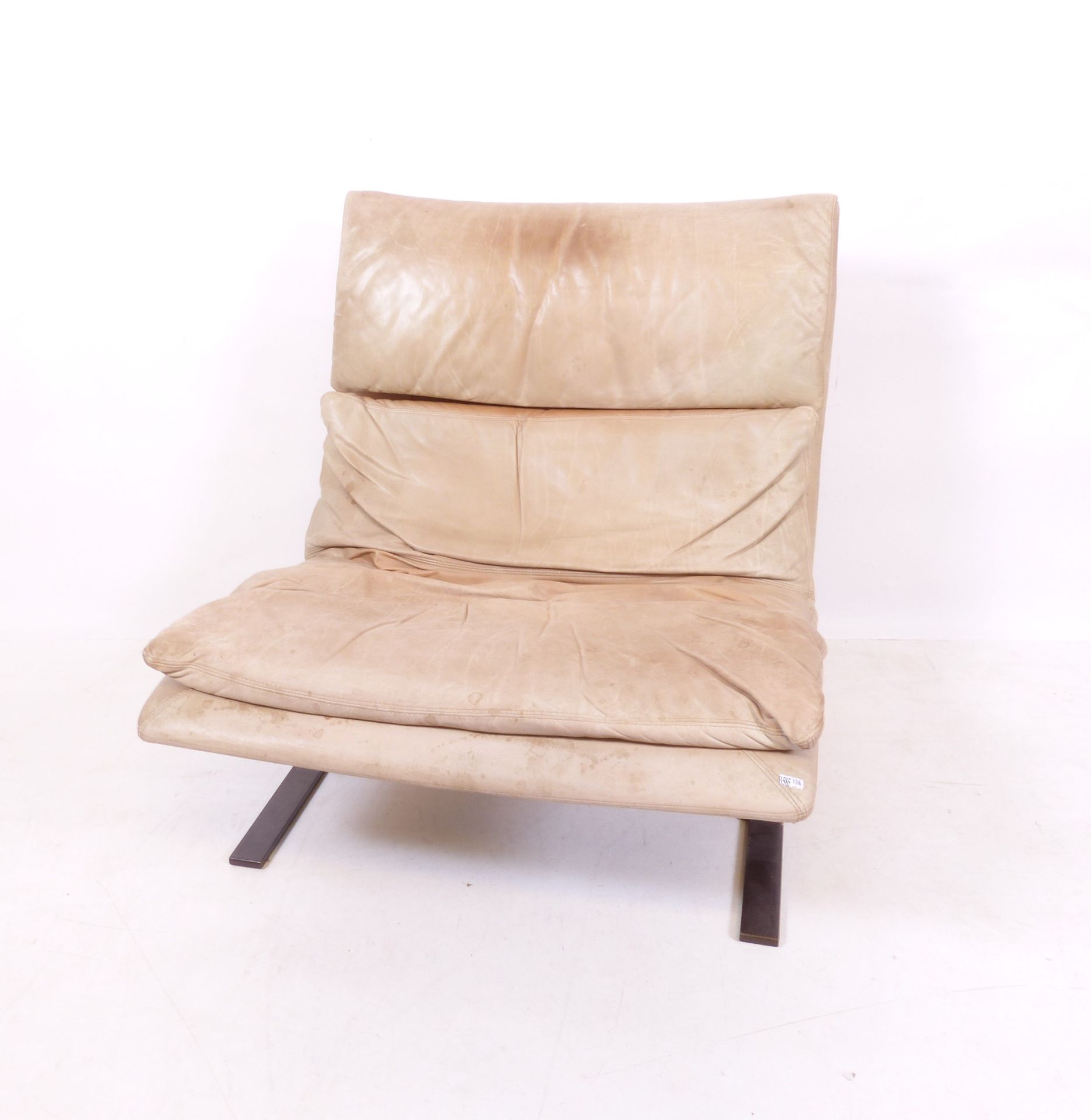 Null 一把金属和米色皮革的扶手椅。设计者：Saporiti。意大利的工作。年代：二十世纪。(*).尺寸：80x80x85厘米。