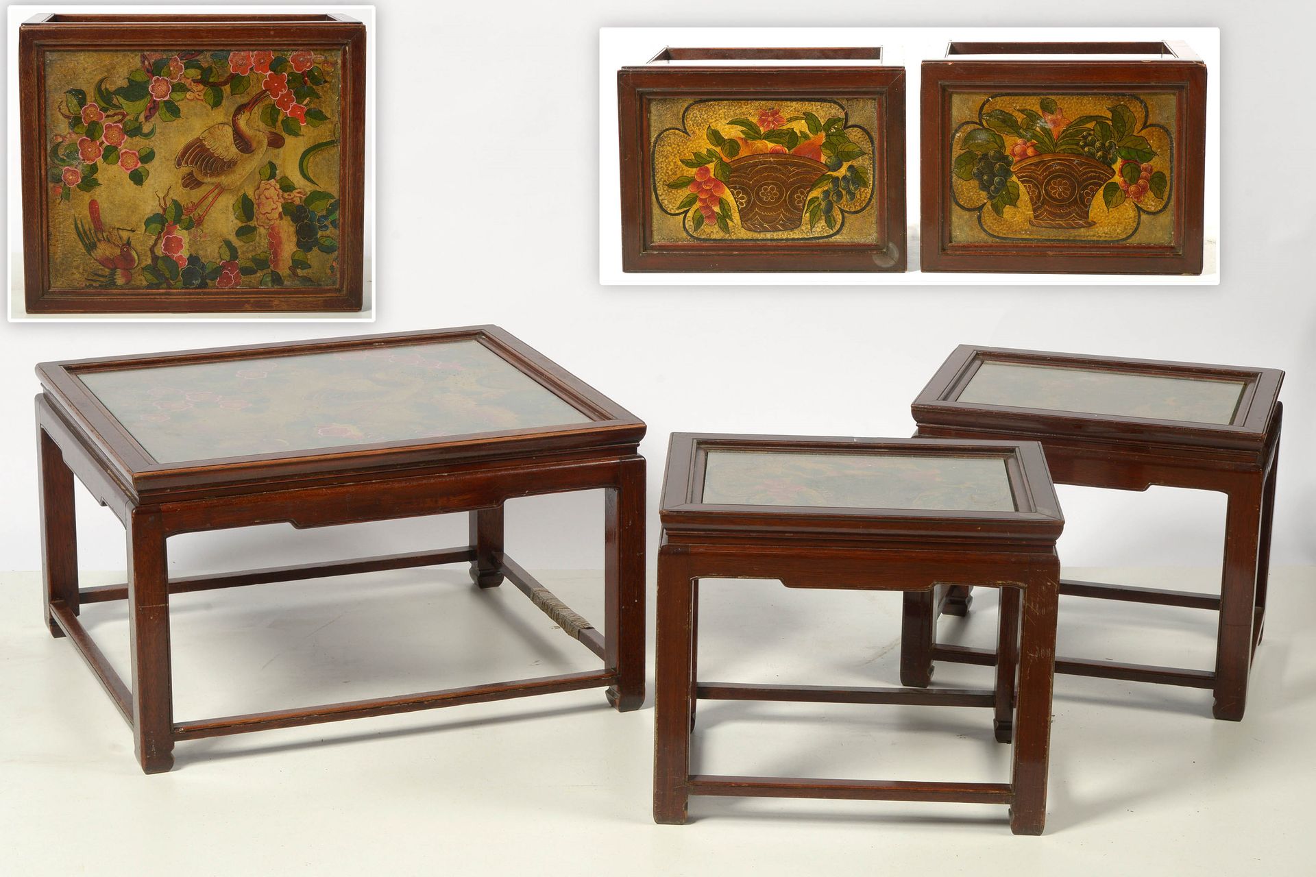 Null 三张小的长方形木雕咖啡桌，上面有彩绘皮革装饰和金底的 "鸟 "字花饰，上面有玻璃架。中国的工作。年代：20世纪初。尺寸：+/-67x39x57厘米和4&hellip;