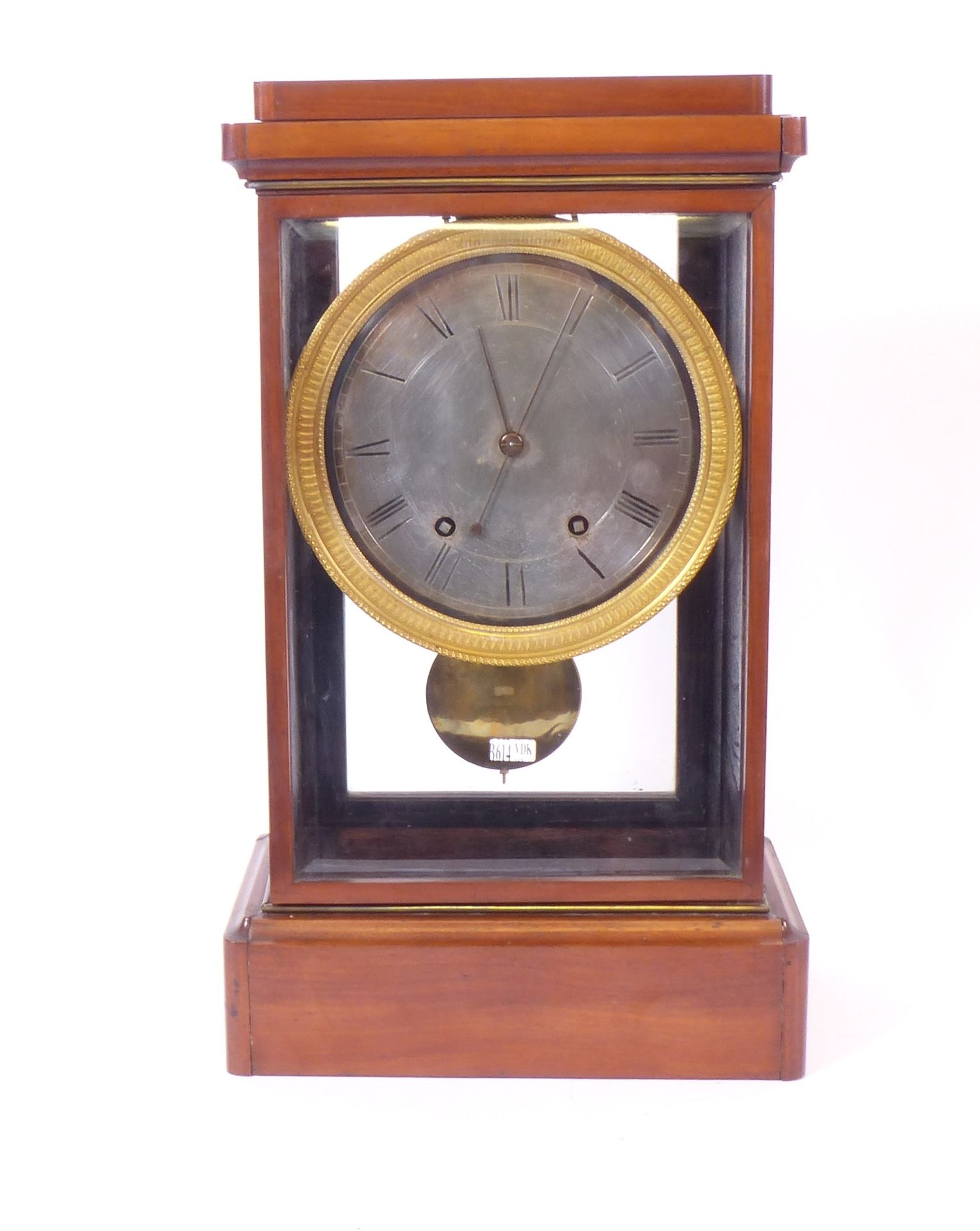 Null 帝国风格的桃花心木调控钟，镀金青铜和紫铜表盘。年代：19世纪初。刀片移动。(*).Dim.:+/-32,5x55x20cm.