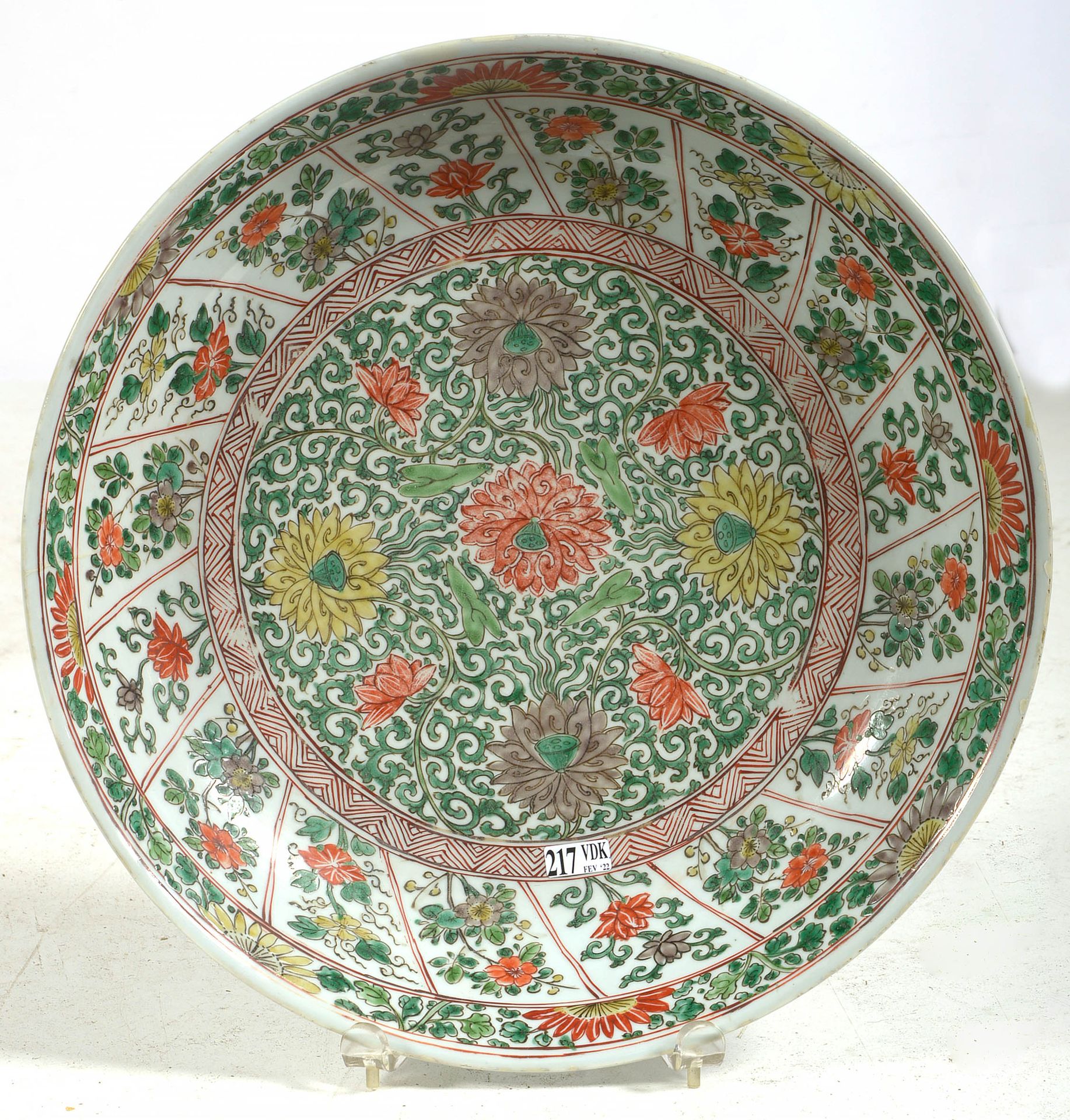 Null Grand plat rond creux en porcelaine polychrome de Chine à décor floral et d&hellip;