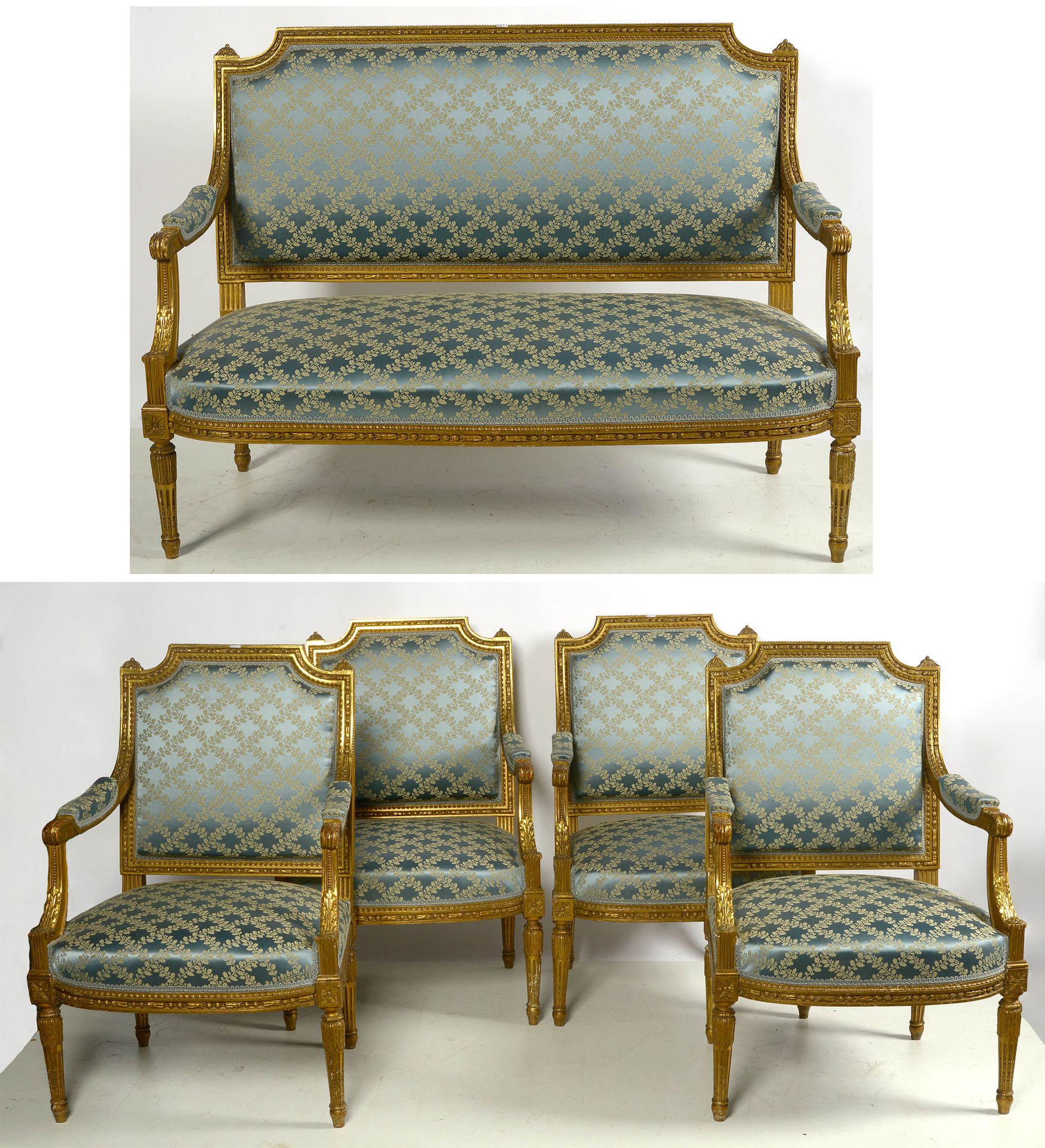 Null 四张扶手椅和一张名为 "à la Reine "的路易十六风格的沙发，采用雕刻和镀金的木头，用蓝色的丝绸和米色的花卉装饰做软垫。在乔治-雅各布的品味中&hellip;