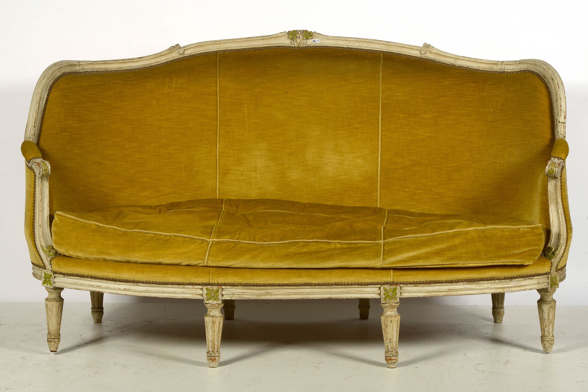 Null 路易十六 "Corbeille "三座沙发，木雕，有多色的痕迹，用黄色天鹅绒装饰。年代：18世纪。长：+/-184厘米。