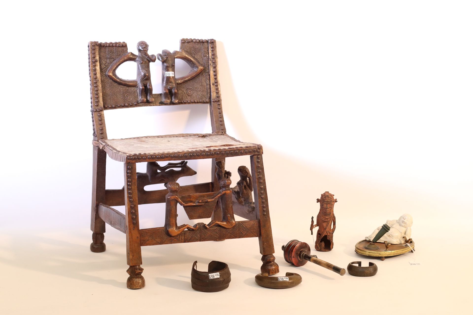 Null 多样化的拍品包括：一个带佛像装饰的小墨水瓶，一个非洲青铜雕像，一个祈祷轮，3个非洲青铜手镯，一个木雕Chokwe椅。