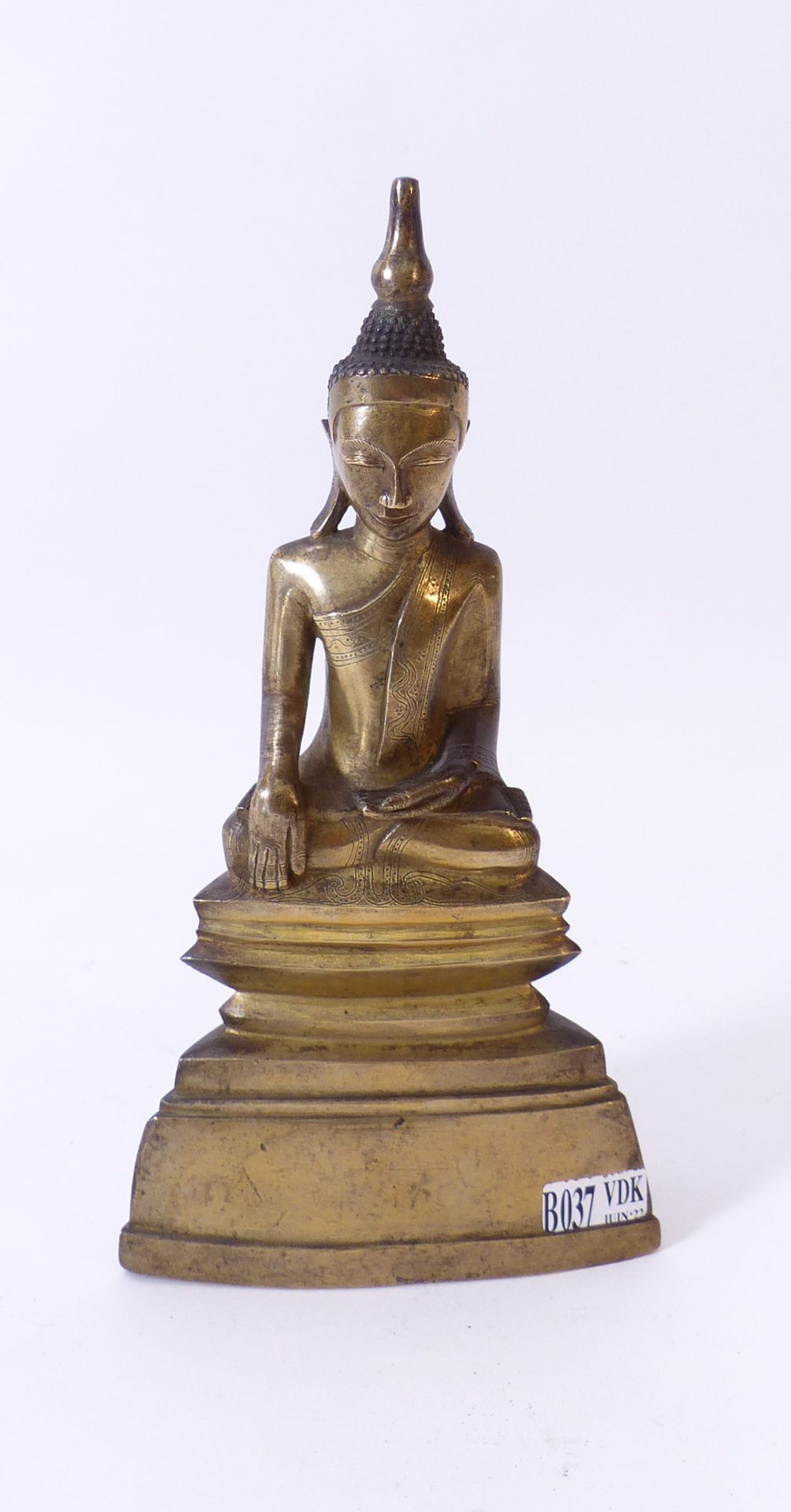 Null 鎏金铜质 "阶梯式底座上的坐佛"。缅甸的工作。年代：19世纪。高：+/-24厘米。