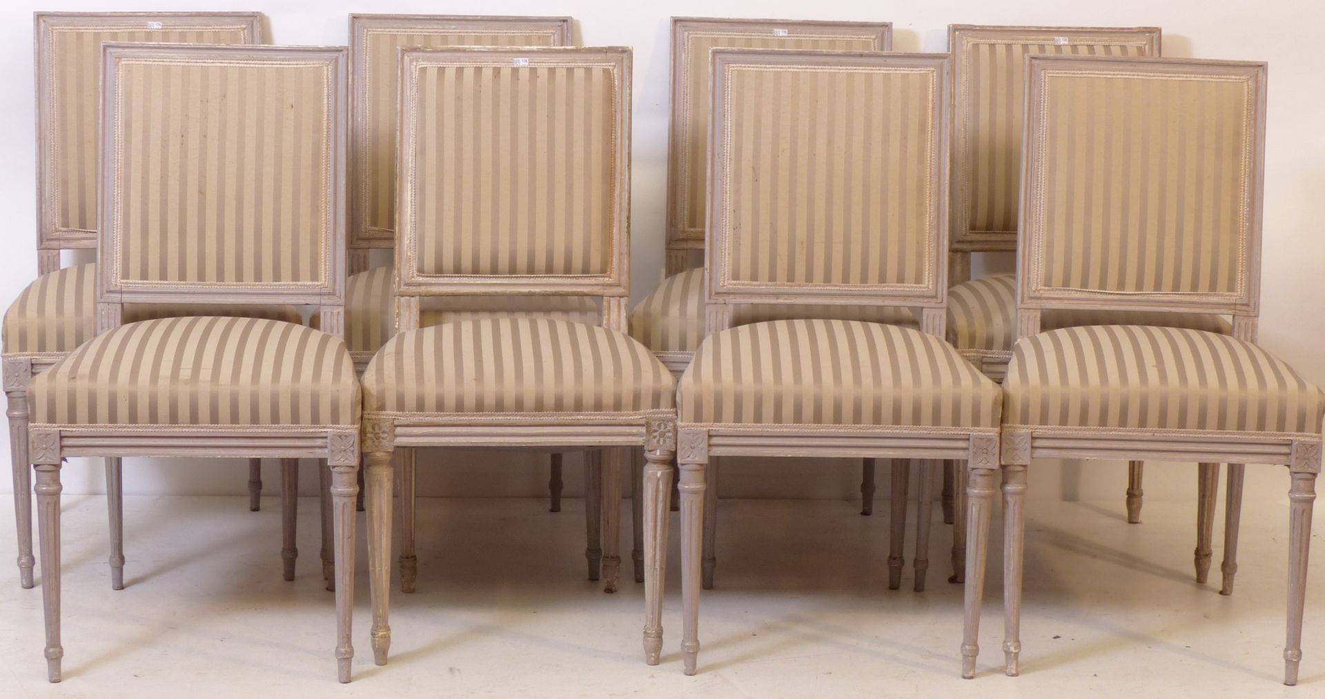 Null Suite aus 8 Stühlen im Stil Louis XVI.
