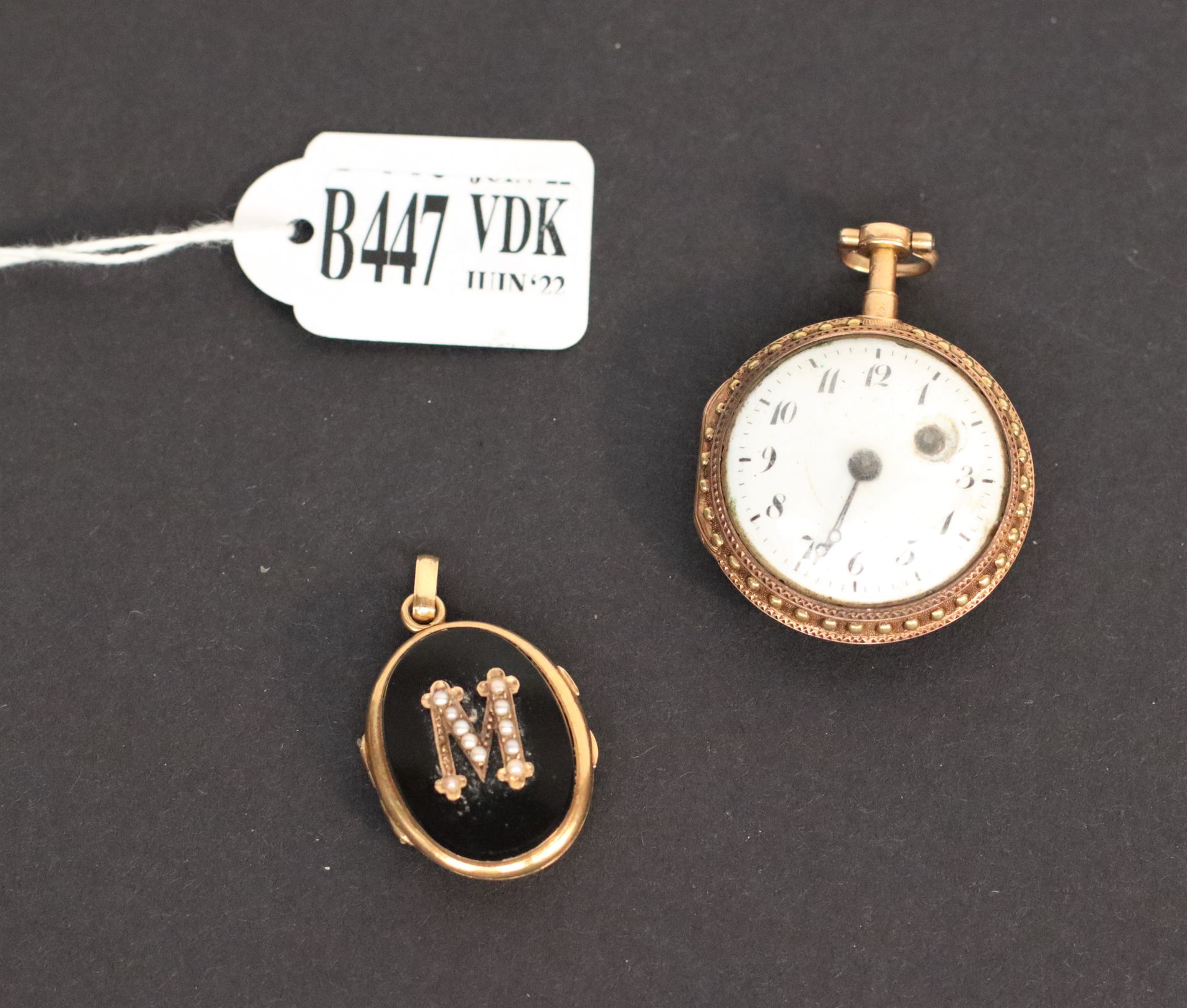 Null Pocket watch in 18K yellow gold and a medallion in 18K yellow gold and onyx&hellip;