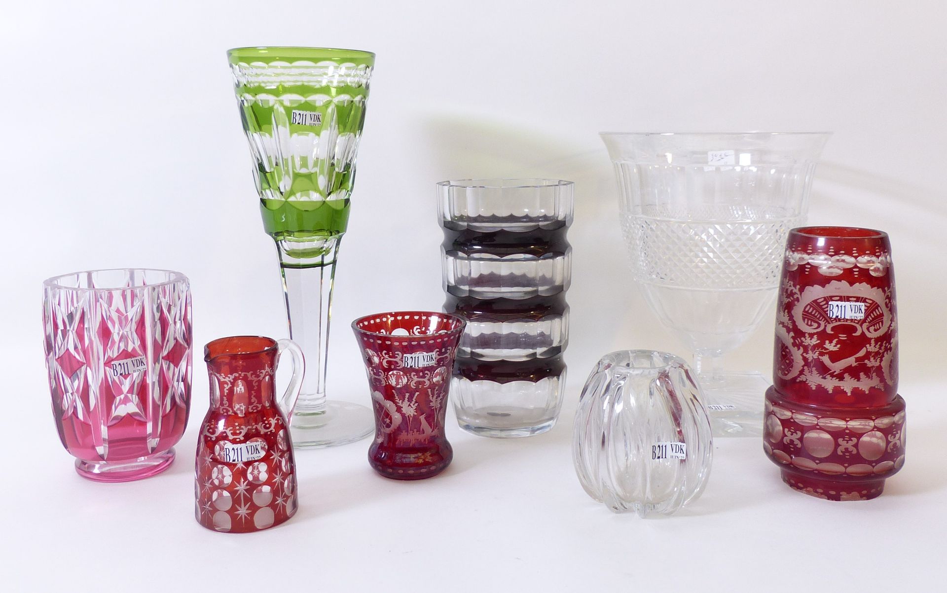 Null 一套8个来自Val-Saint-Lambert, Bohème等的玻璃花瓶，包括：一个透明的，一个绿色的婚礼花瓶，红色的玻璃花瓶，一个装饰艺术花瓶，一&hellip;