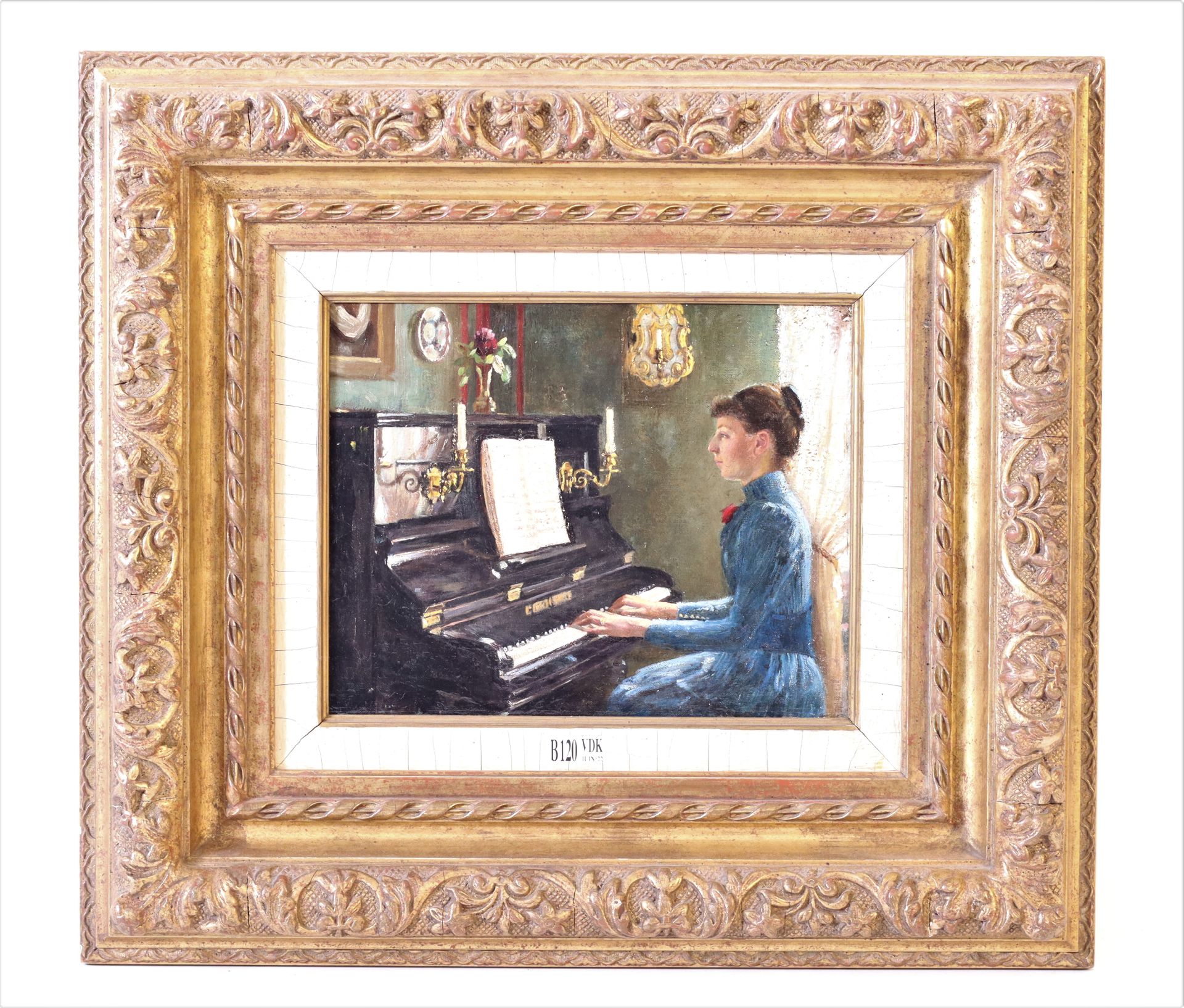 Null 镶嵌在画板上的油画《带钢琴的女士》。大约1900年。