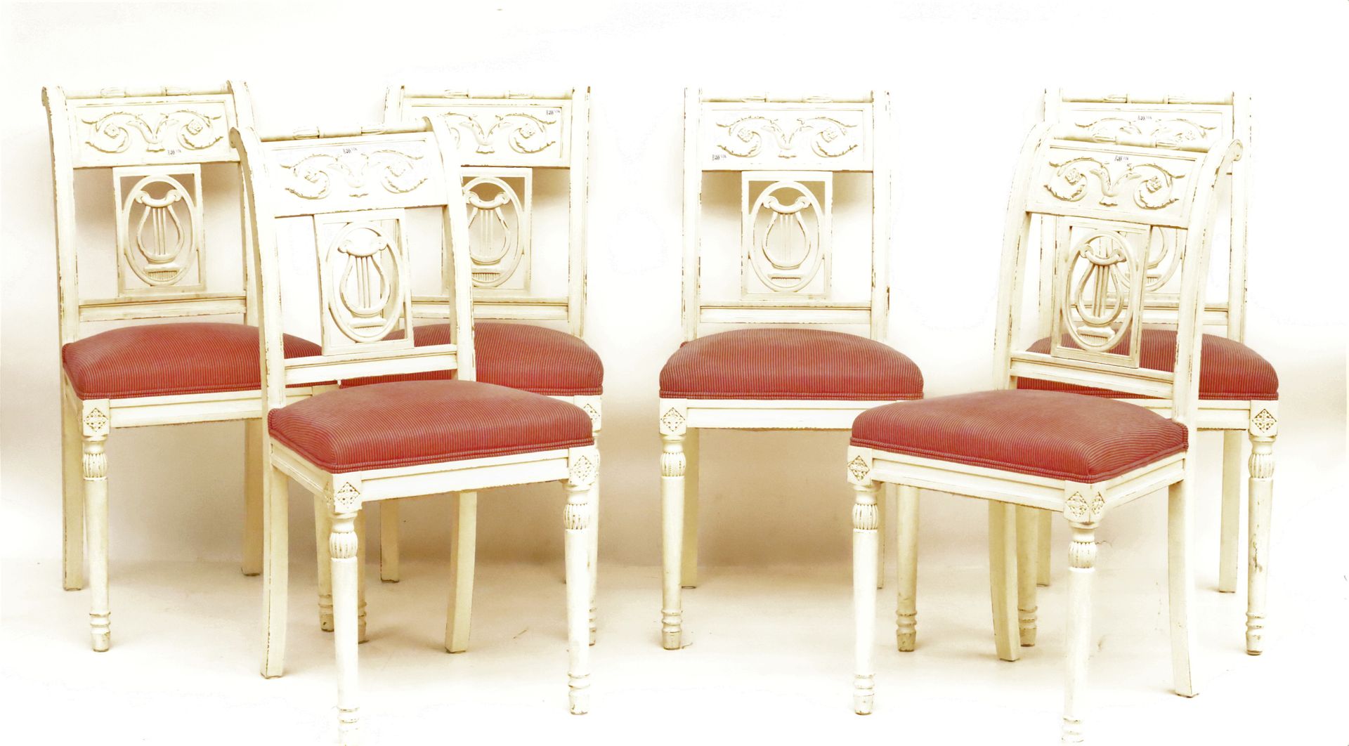 Null Suite di 6 sedie in stile Directoire con patina bianca. Periodo: XX secolo.