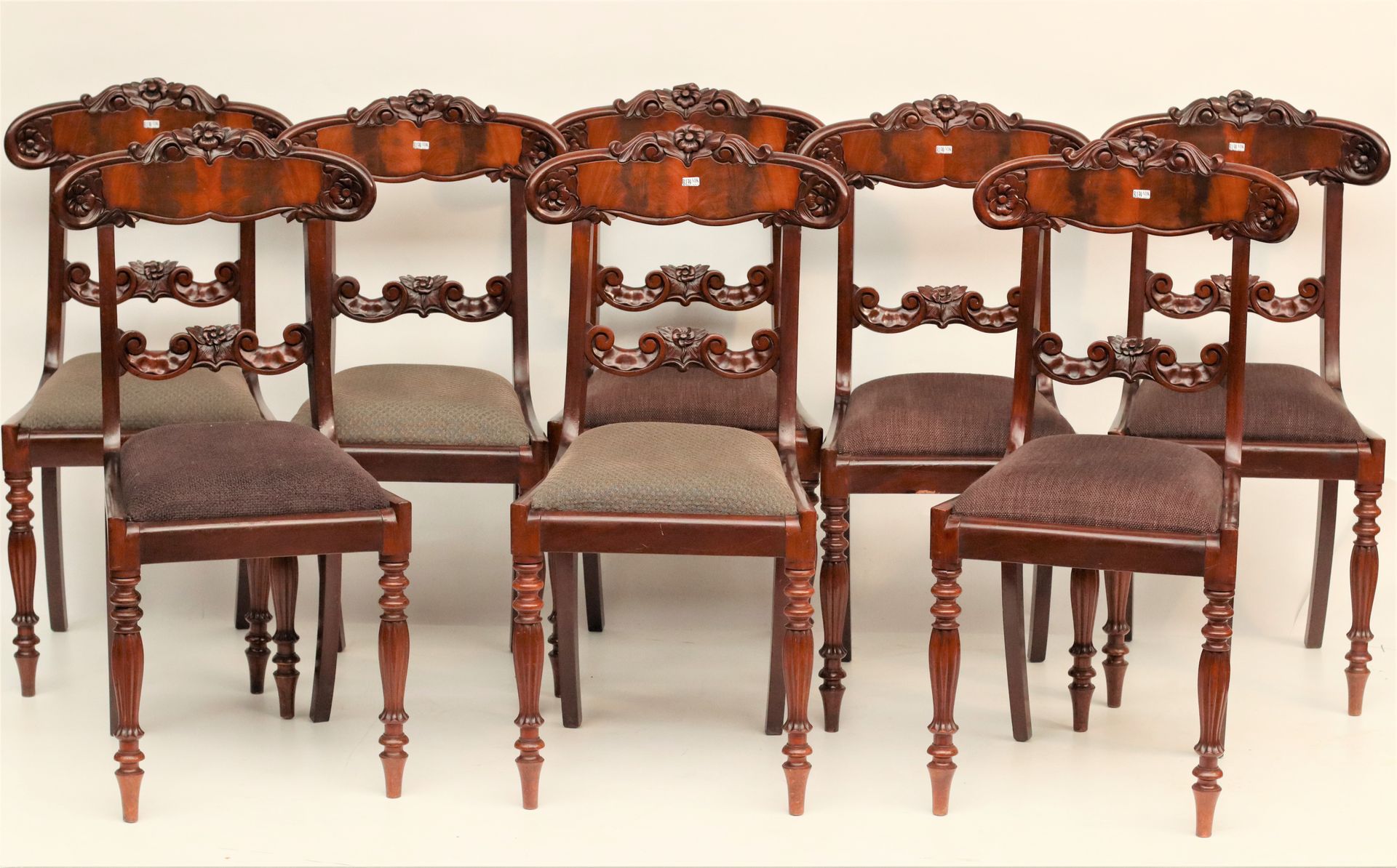 Null 一套八张查理十世桃花心木椅子，有花卉装饰，有凹槽和马刀形腿。比利时或法国的作品。年代：19世纪。