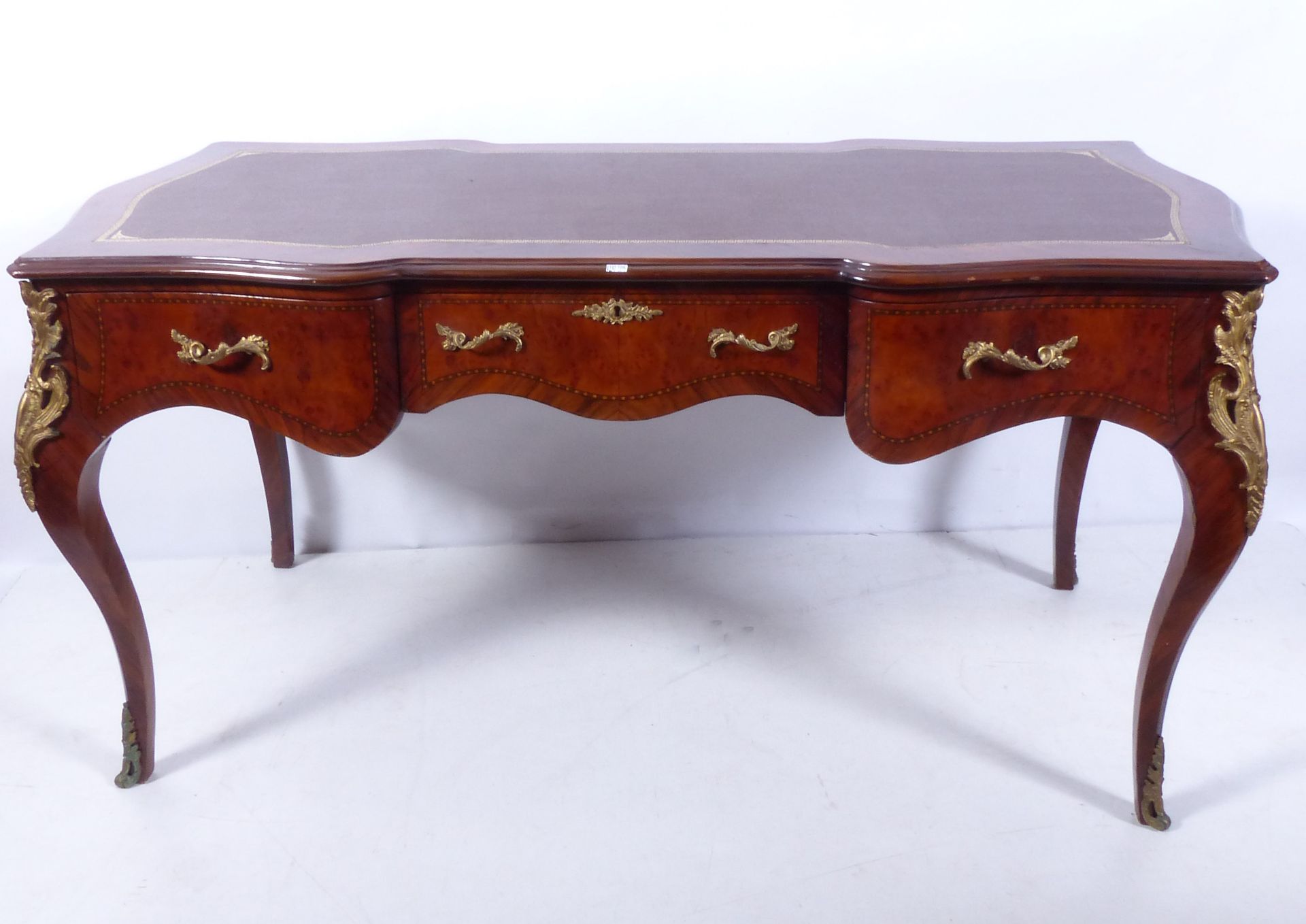 Null 一张路易十五风格的书桌，有三个抽屉。年代：20世纪初。尺寸：160x75x80厘米。