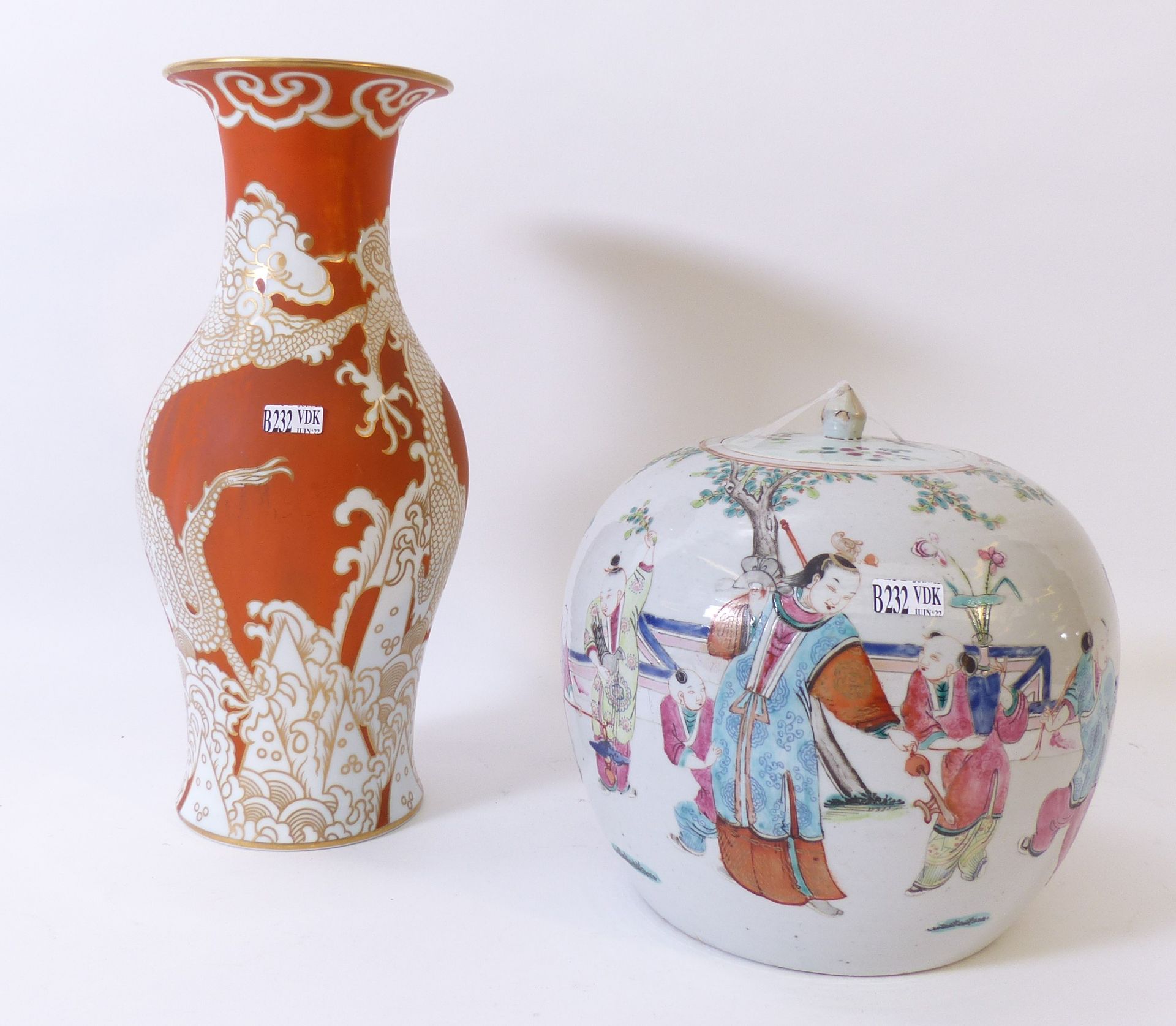 Null 一个中国瓷器姜罐（高：22厘米）和一个小瓷瓶。
