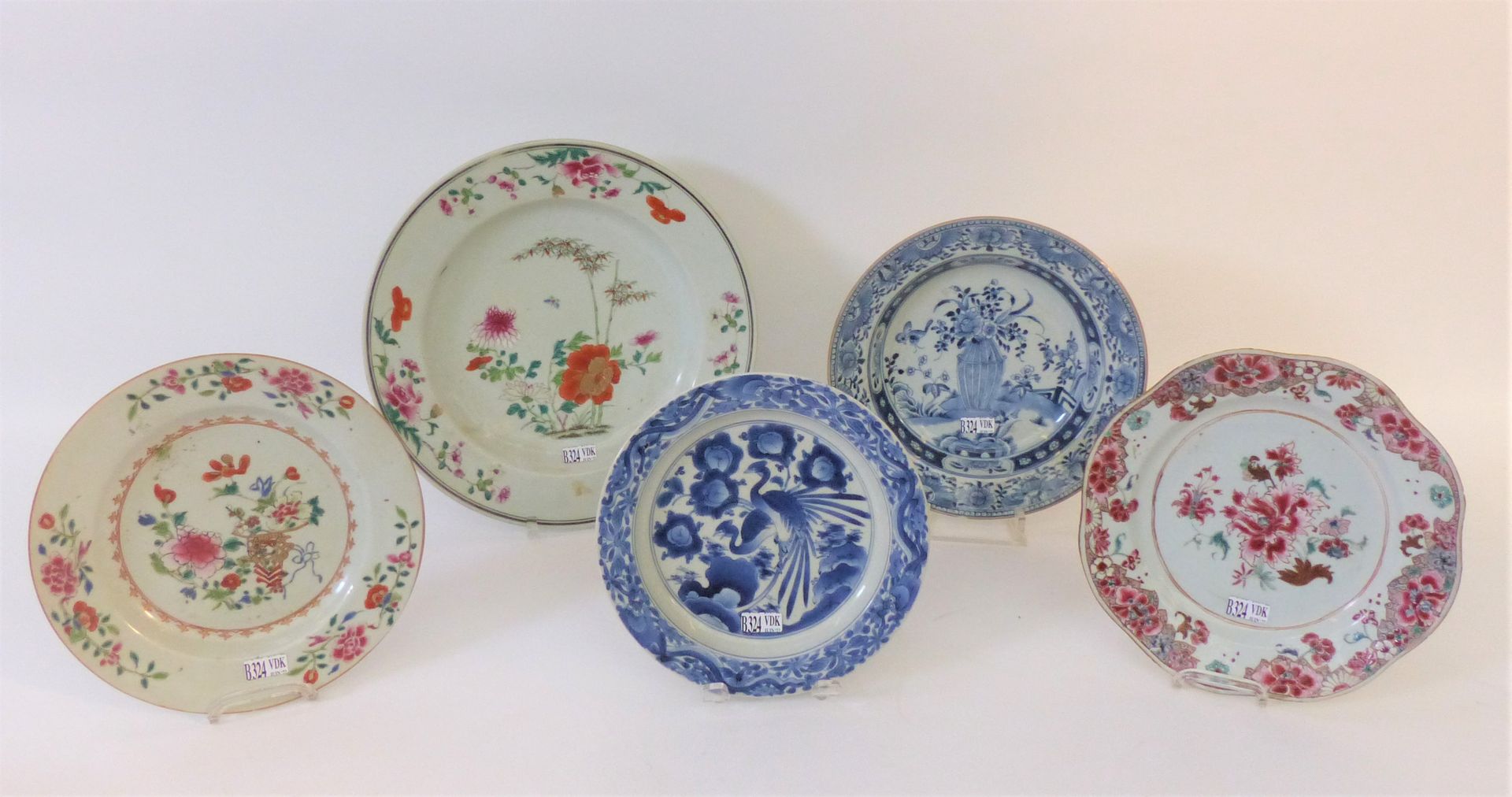 Null Lot de cinq porcelaines polychromes et bleues et blanches de Chine comprena&hellip;