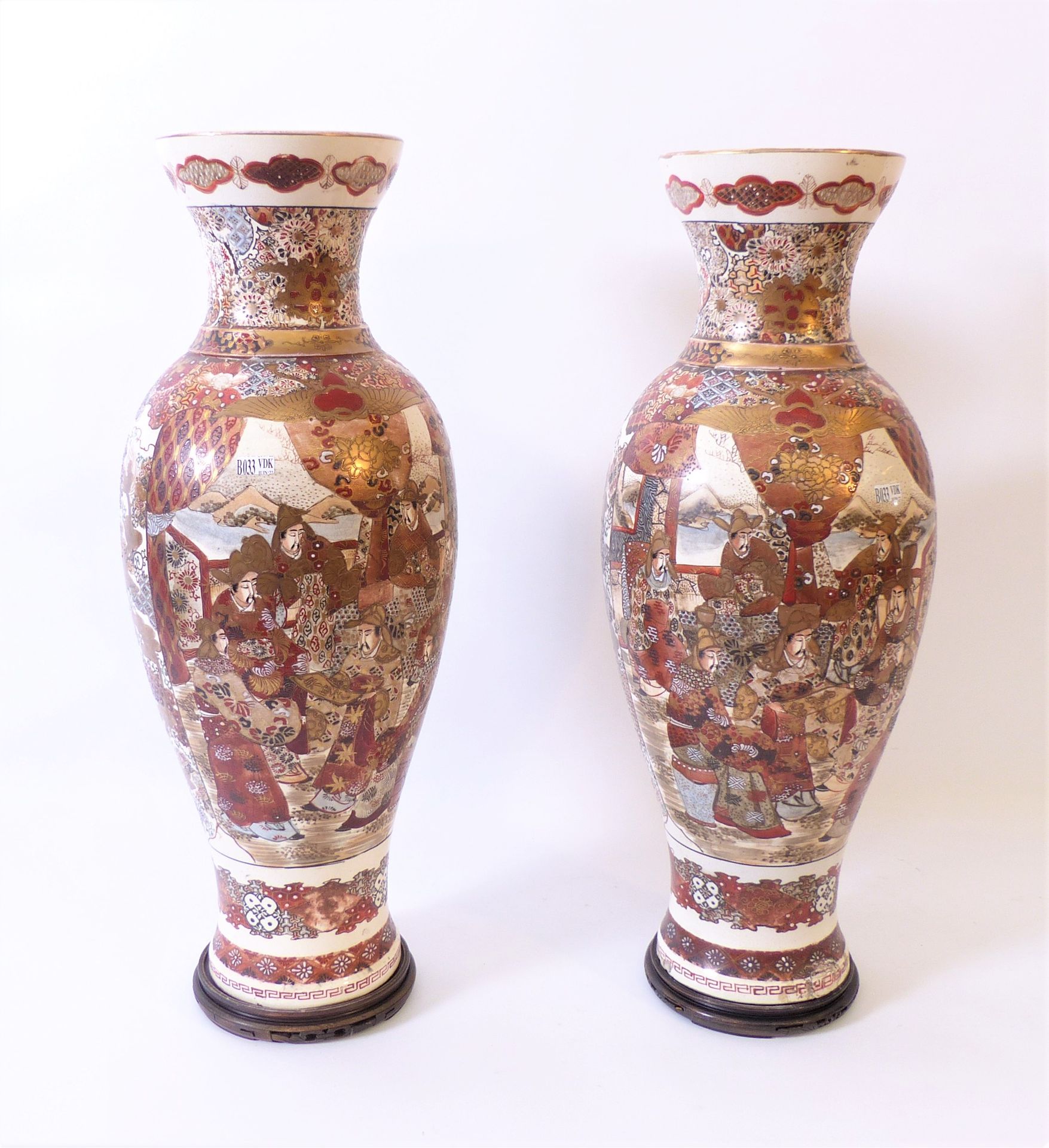 Null A pair of large Satsuma earthenware vases Japan. About 1900 (*) H: 64 cm.