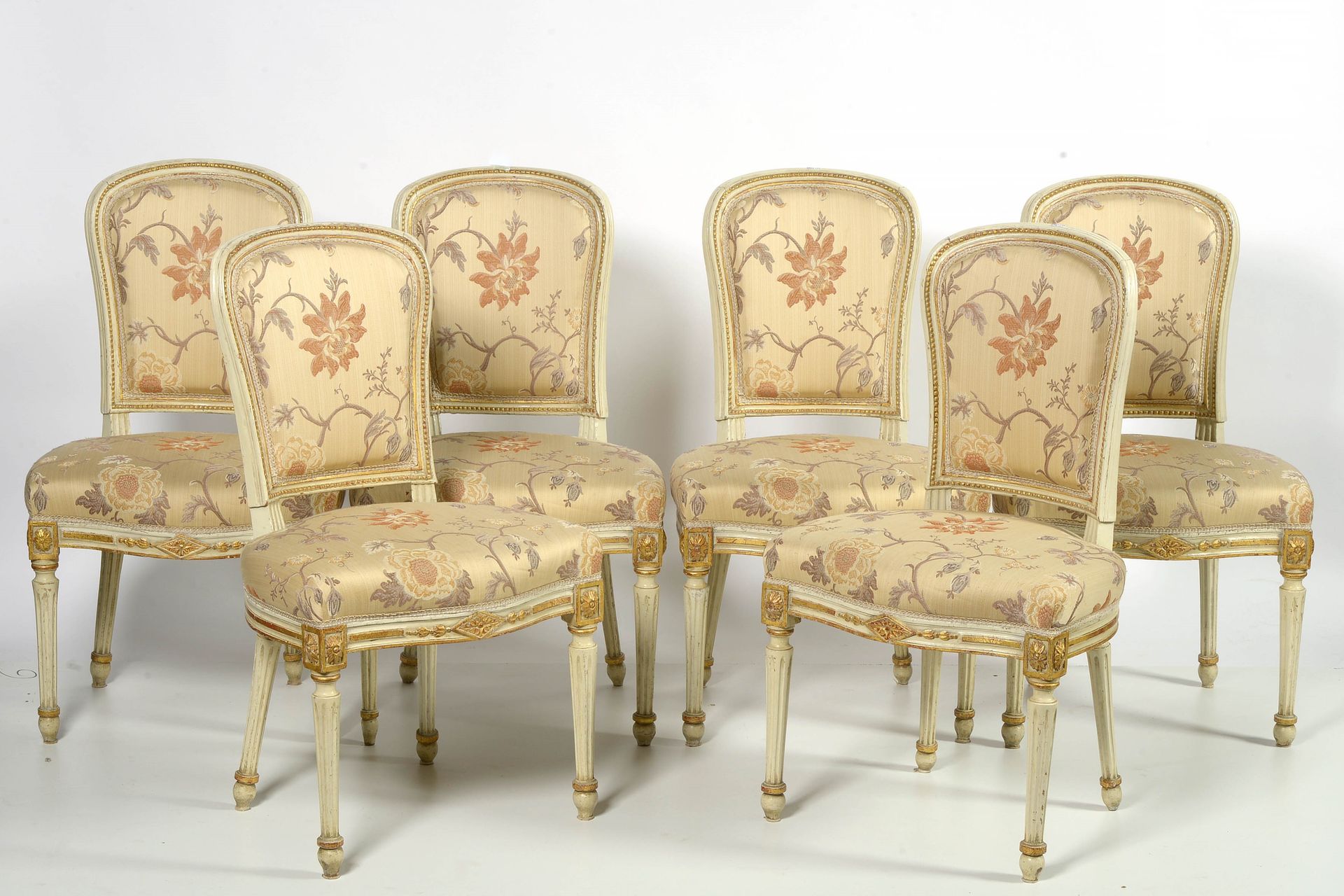 Null 一套六把过渡时期的椅子，采用米白色和金色的Rchampi木，用丝绸做软垫，上面有花卉装饰。年代：18世纪。