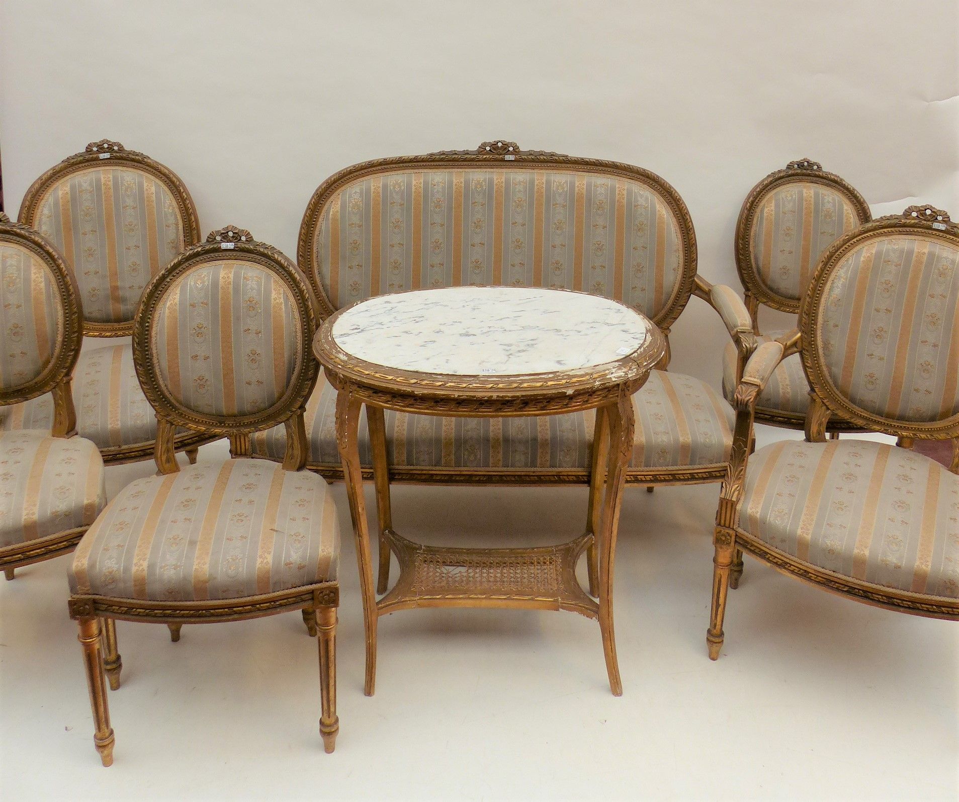 Null 一张沙发，2张扶手椅和4把椅子，路易十六风格。附有一张路易十五式的座桌。约1880年。