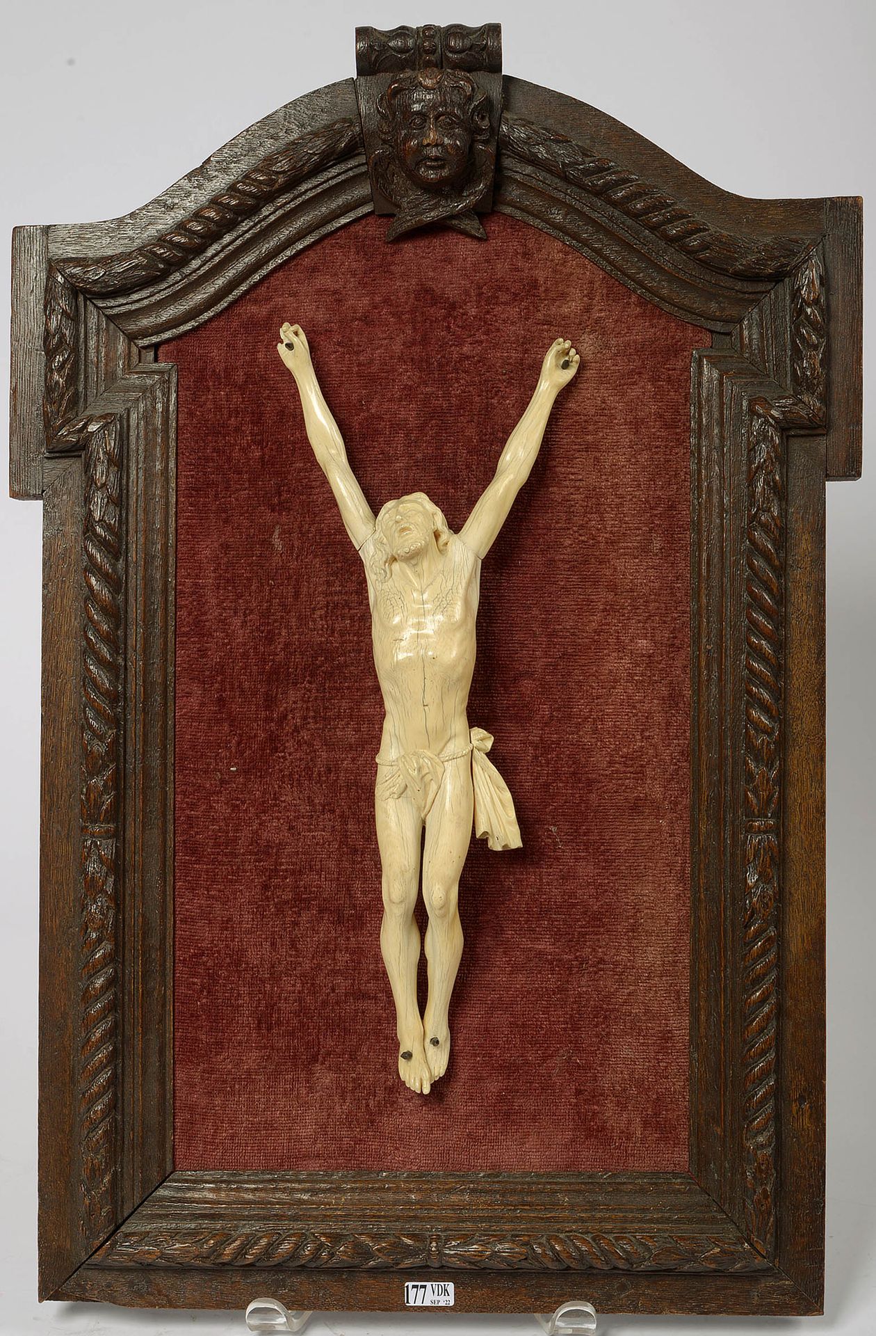 Null "Christ en croix janséniste" en ivoire sculpté dans un encadrement en chêne&hellip;