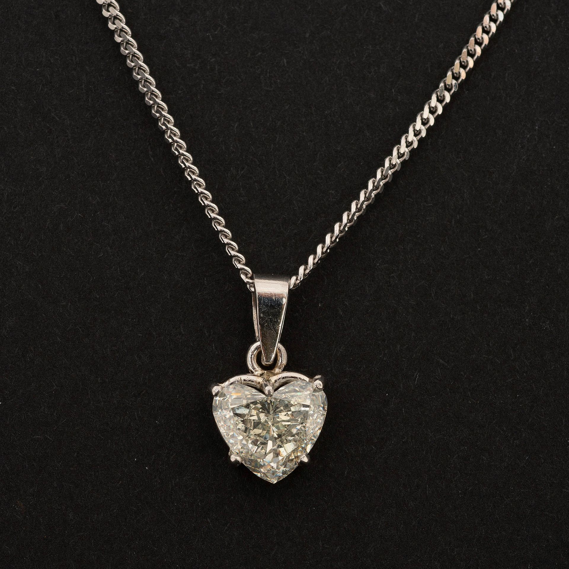 Null 18K白金链和它的18K白金吊坠镶嵌着一颗+/- 1-1,20克拉的心形切割钻石（颜色：K-L；净度：SI3-P1）。总重量：+/-5.8gr。