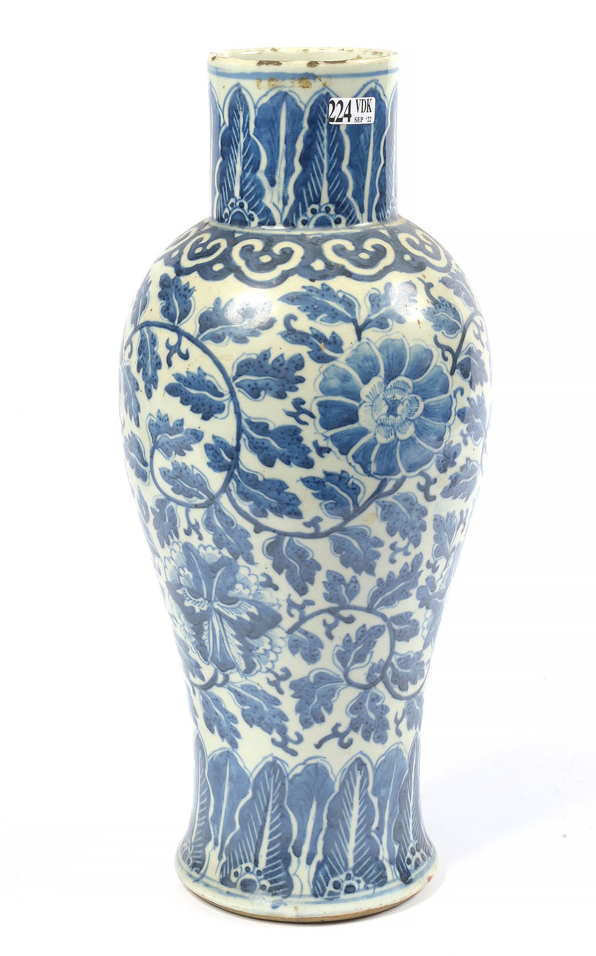Null Grand vase en porcelaine bleue et blanche de Chine à décor floral. Epoque :&hellip;