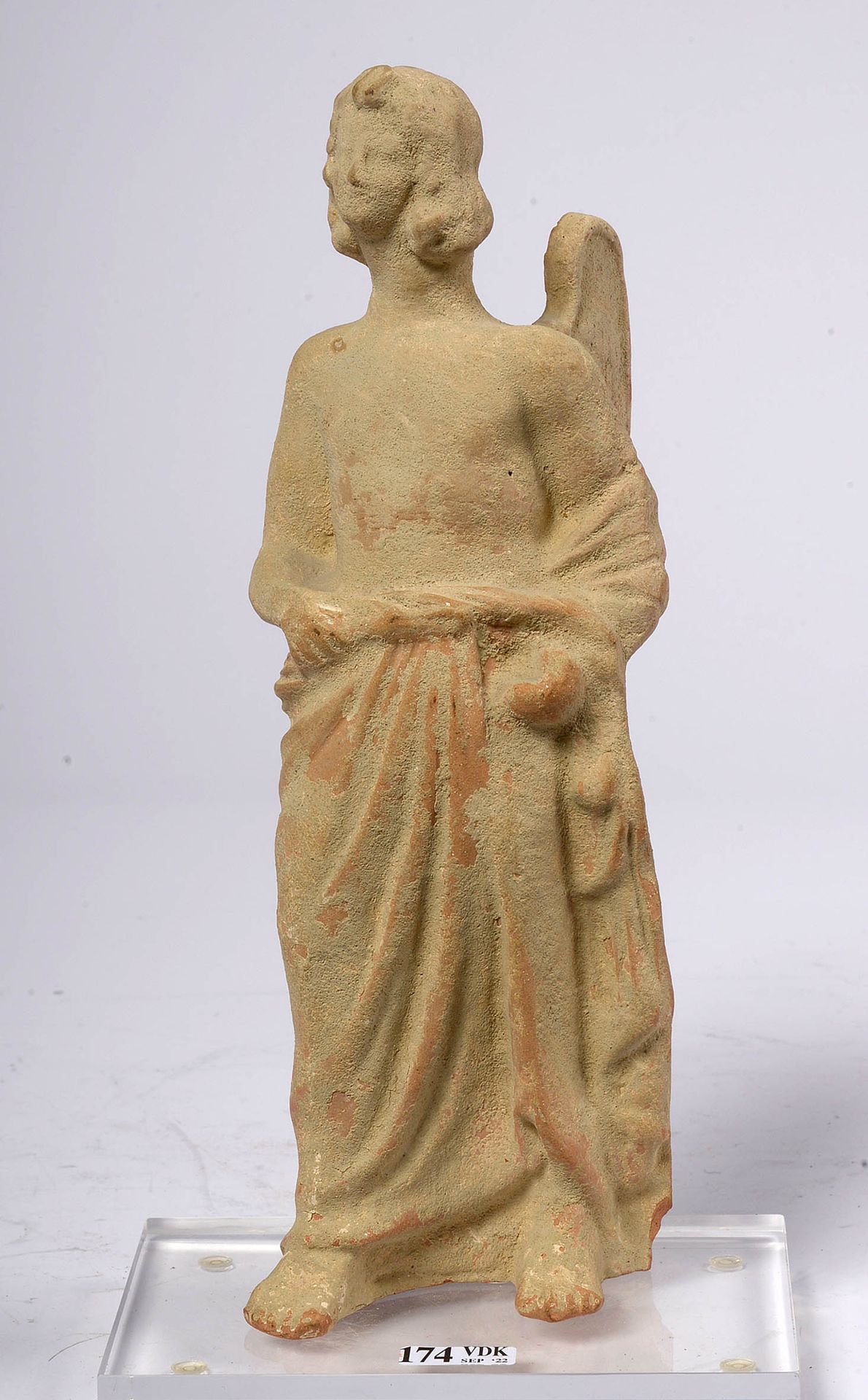 Null 陶器中的 "有翼之神"。麦格纳的工作。年代：公元前4世纪（翅膀上的*和**）。高：+/-27.5厘米。