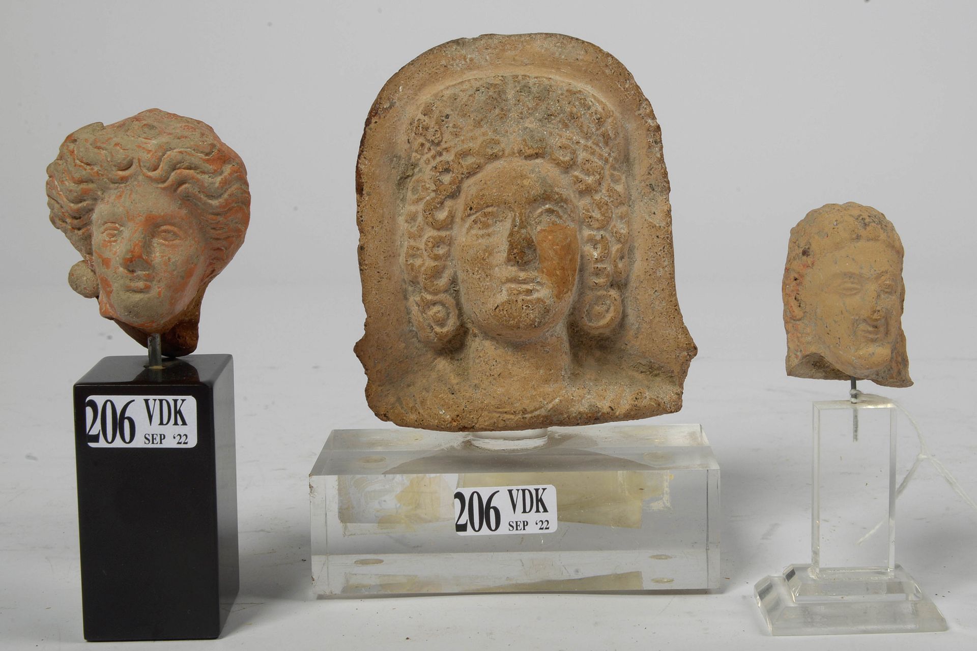 Null Lot of three terracotta: "Head of a woman", "Head of a woman with an earrin&hellip;