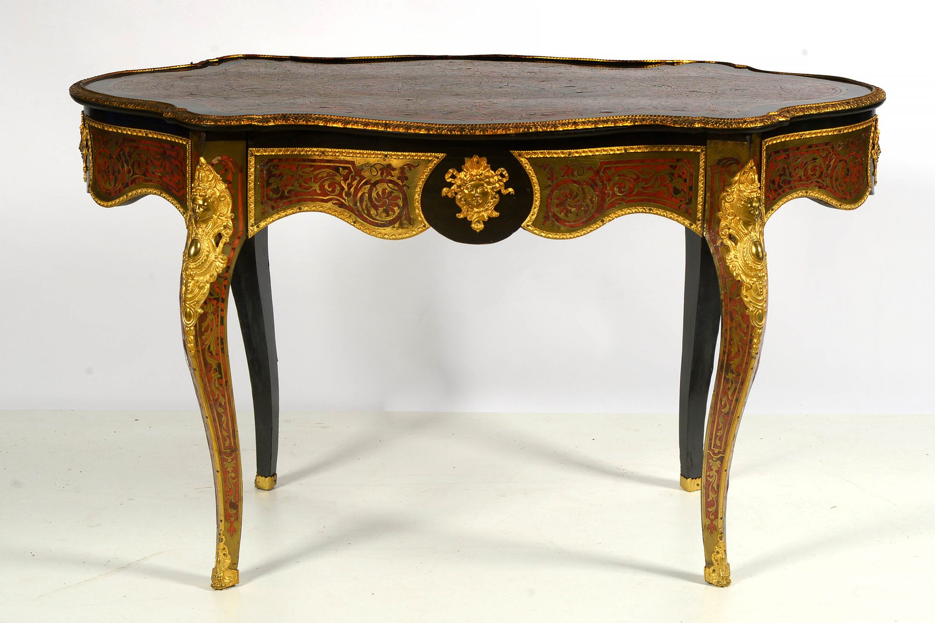 Null Table violonnée Napoléon III en bois noirci et marqueterie dite "Boulle", d&hellip;