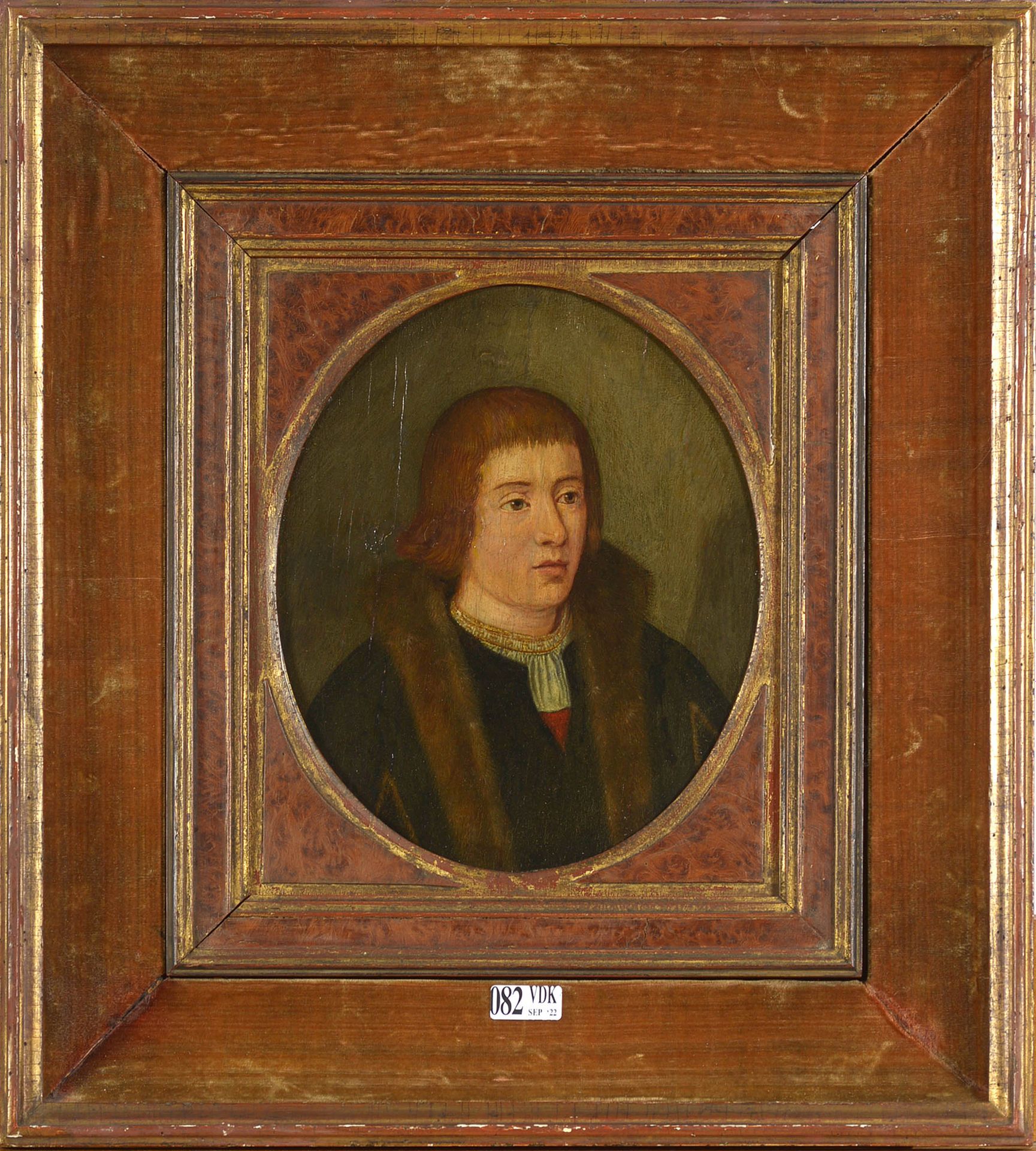 Null 椭圆形橡木板上的油彩，带镶板的 "带毛领的绅士肖像"。匿名。德国学校。年代：16世纪。尺寸：+/-21,5x17,5厘米。