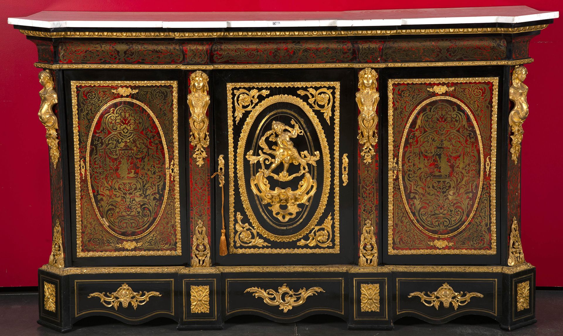 CRAMER FRERES (XIXème) Dresse Napoléon III en bois laqué noir, marqueterie dite &hellip;